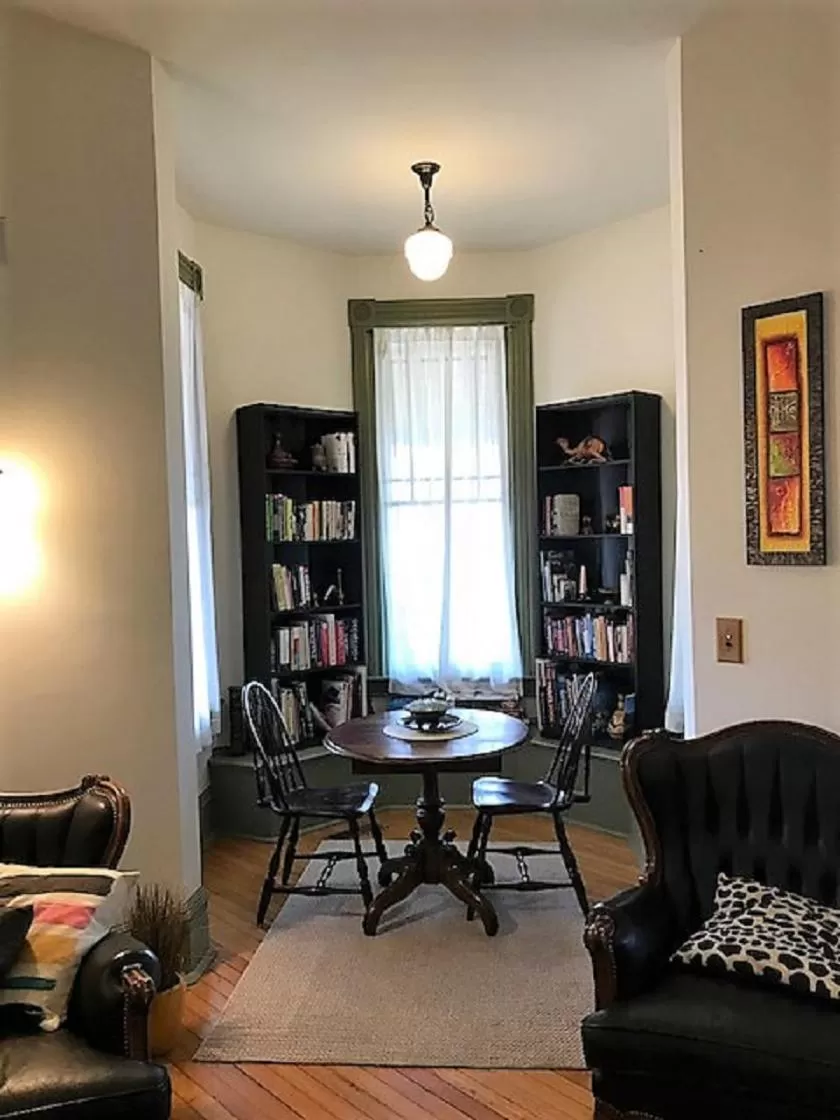 Communal lounge/ TV room in Hummingbird Inn