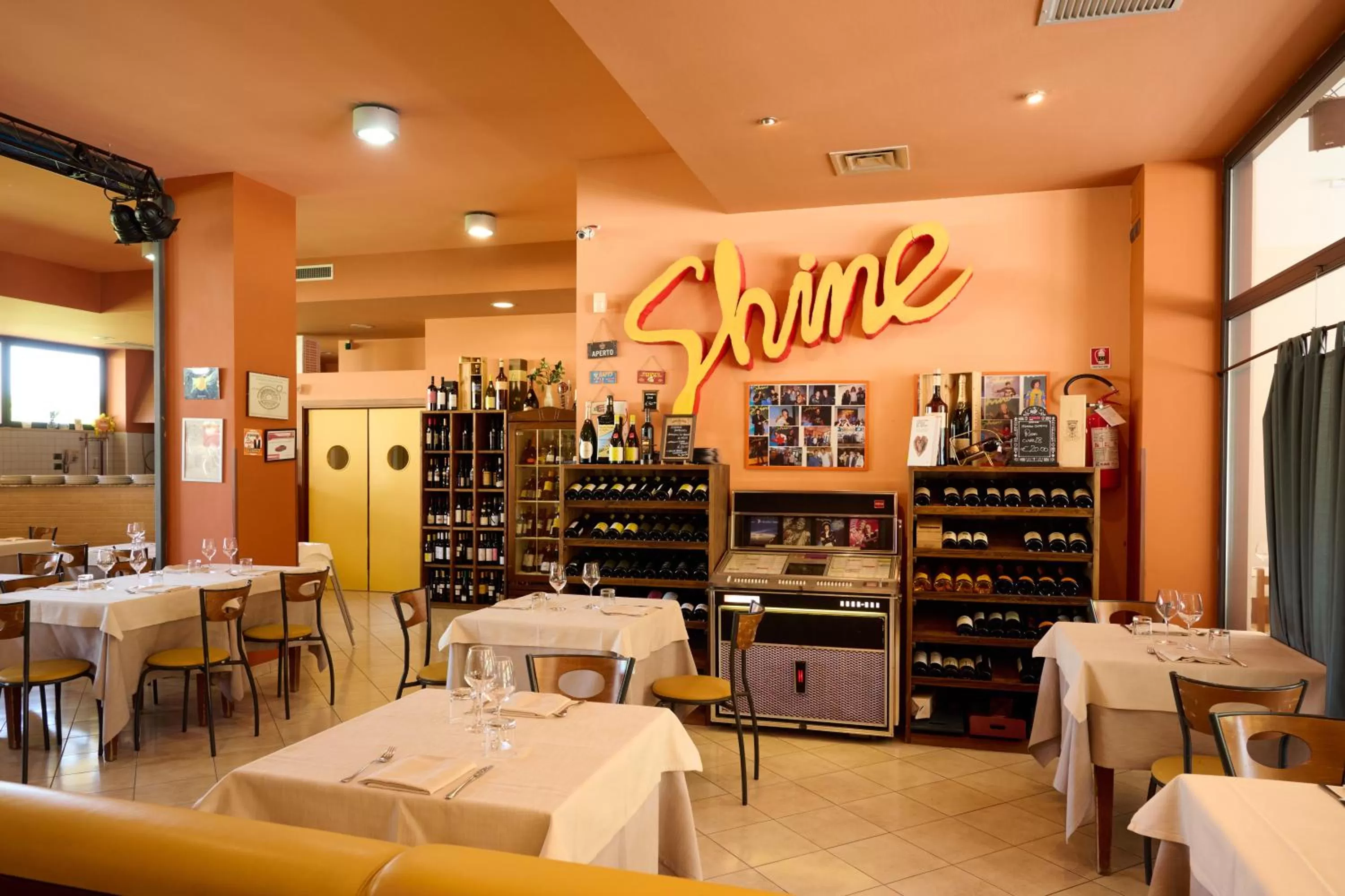 Restaurant/places to eat in Albergo Shine