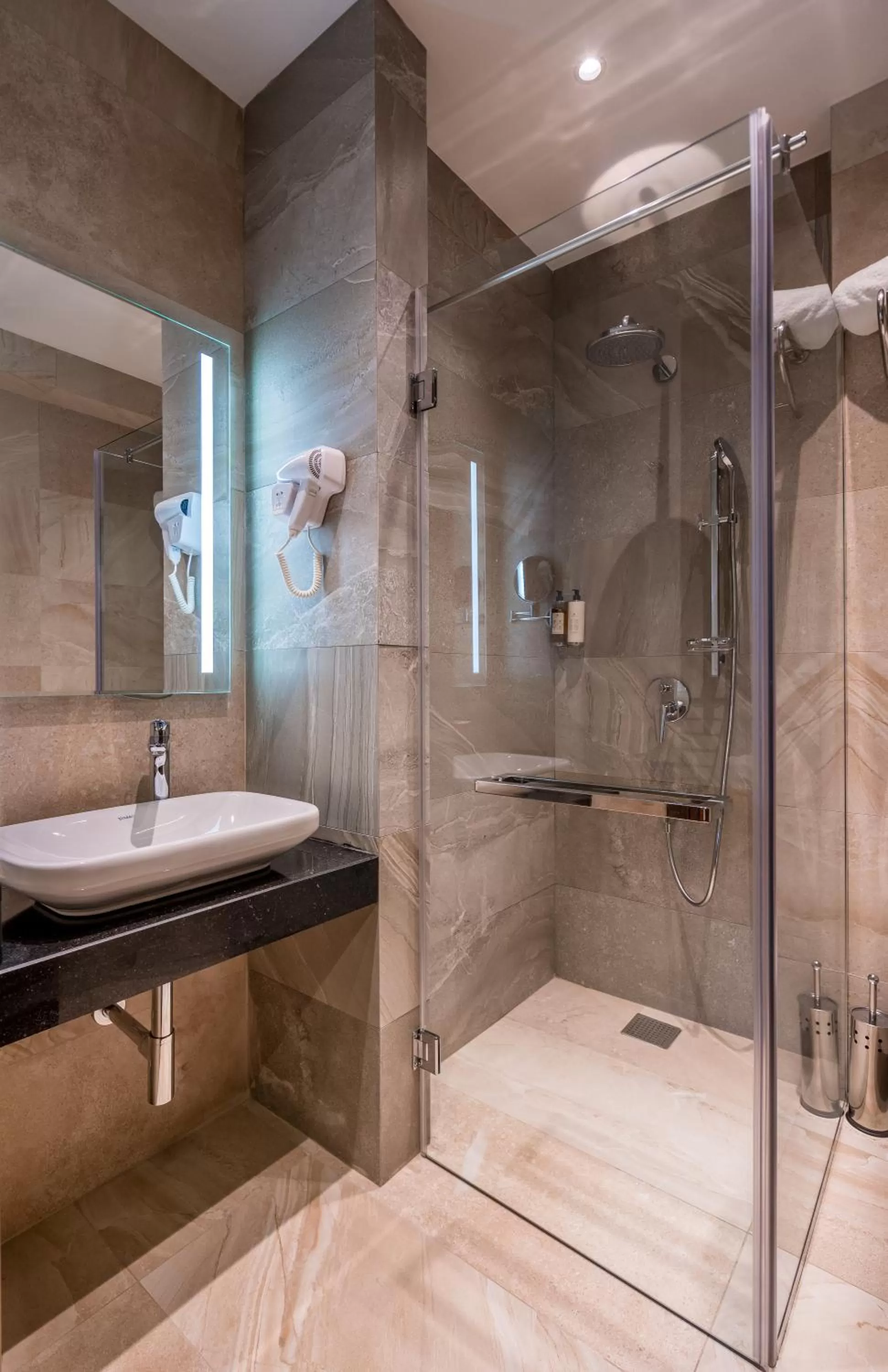 Shower in Bridge Hotel