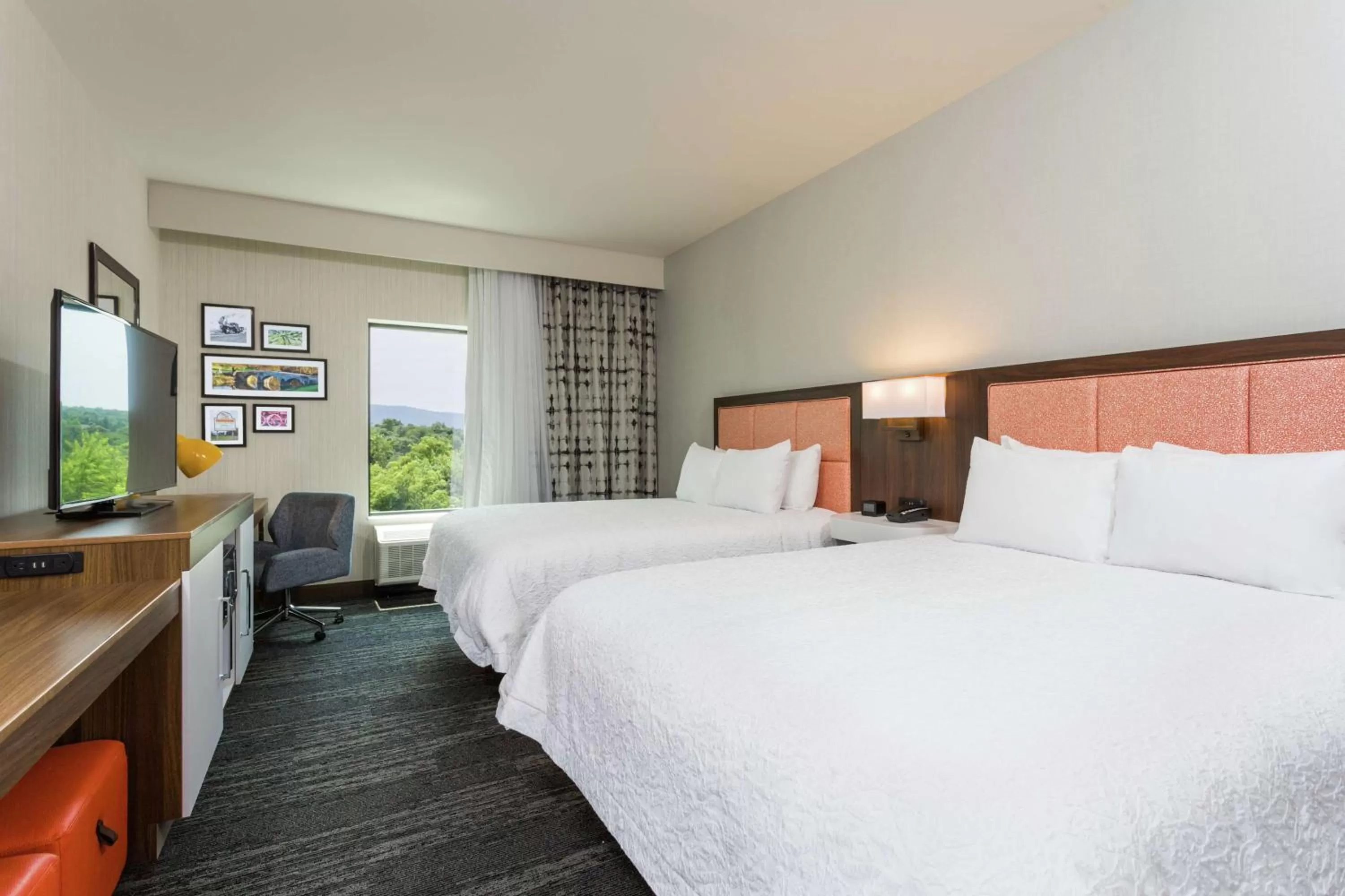 Bedroom, Bed in Hampton Inn Cumberland