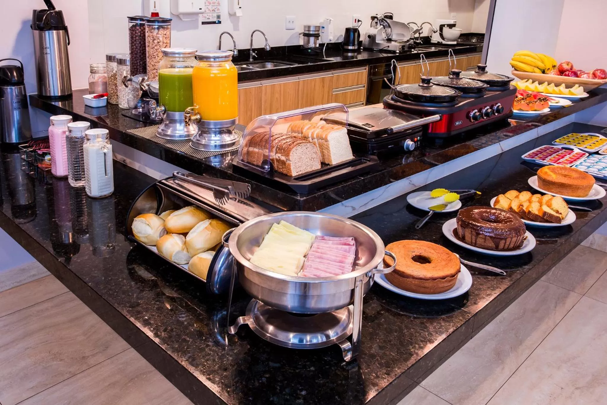 Buffet breakfast in Hotel Metrópole Paulínia