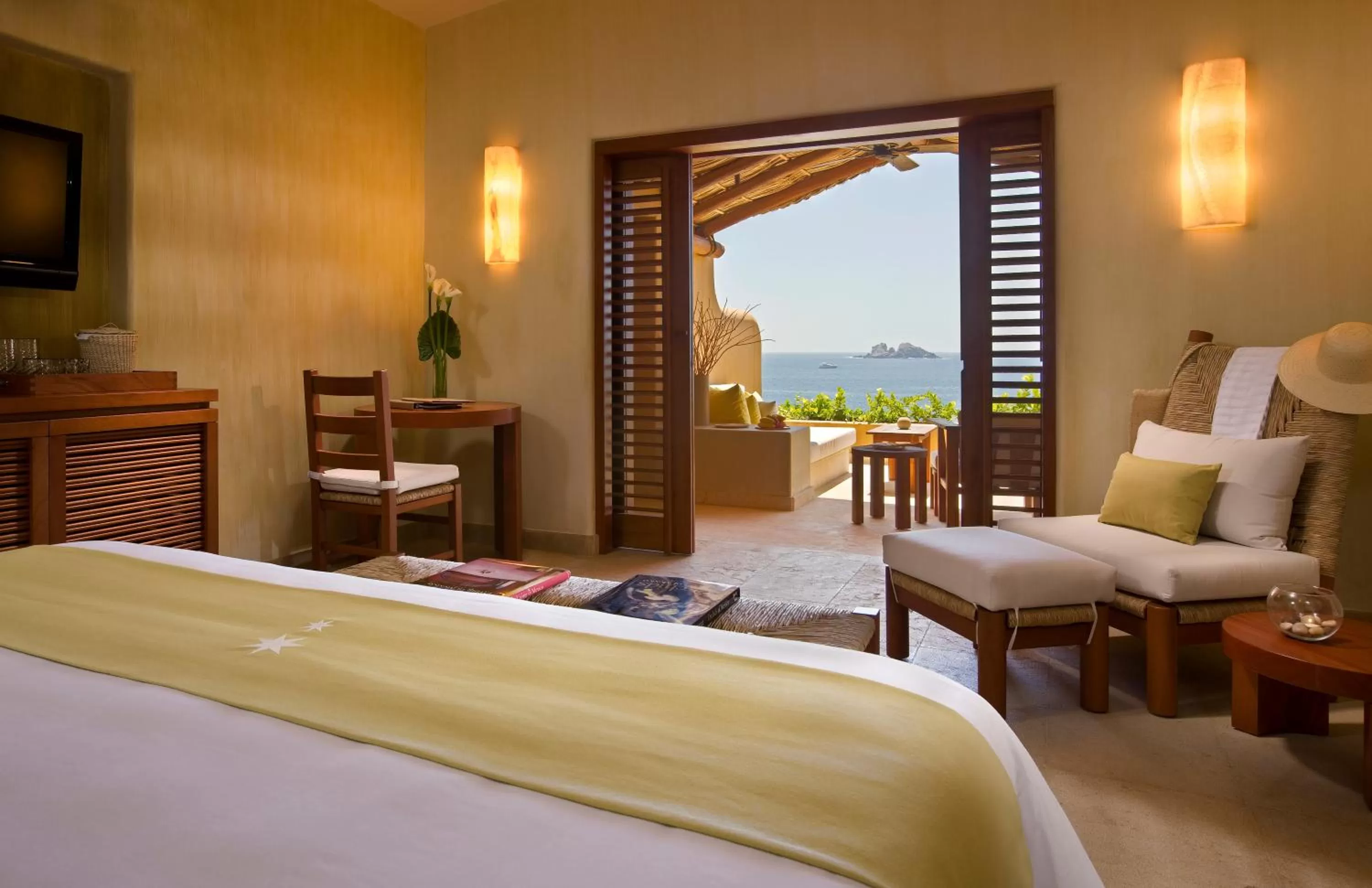 Bedroom, Bed in Cala de Mar Resort & Spa Ixtapa