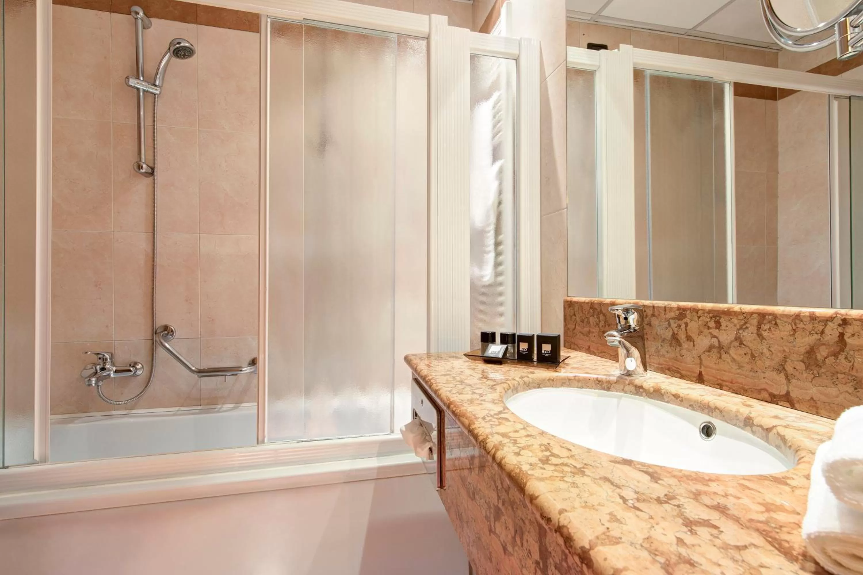 Shower in Best Western Hotel Tritone