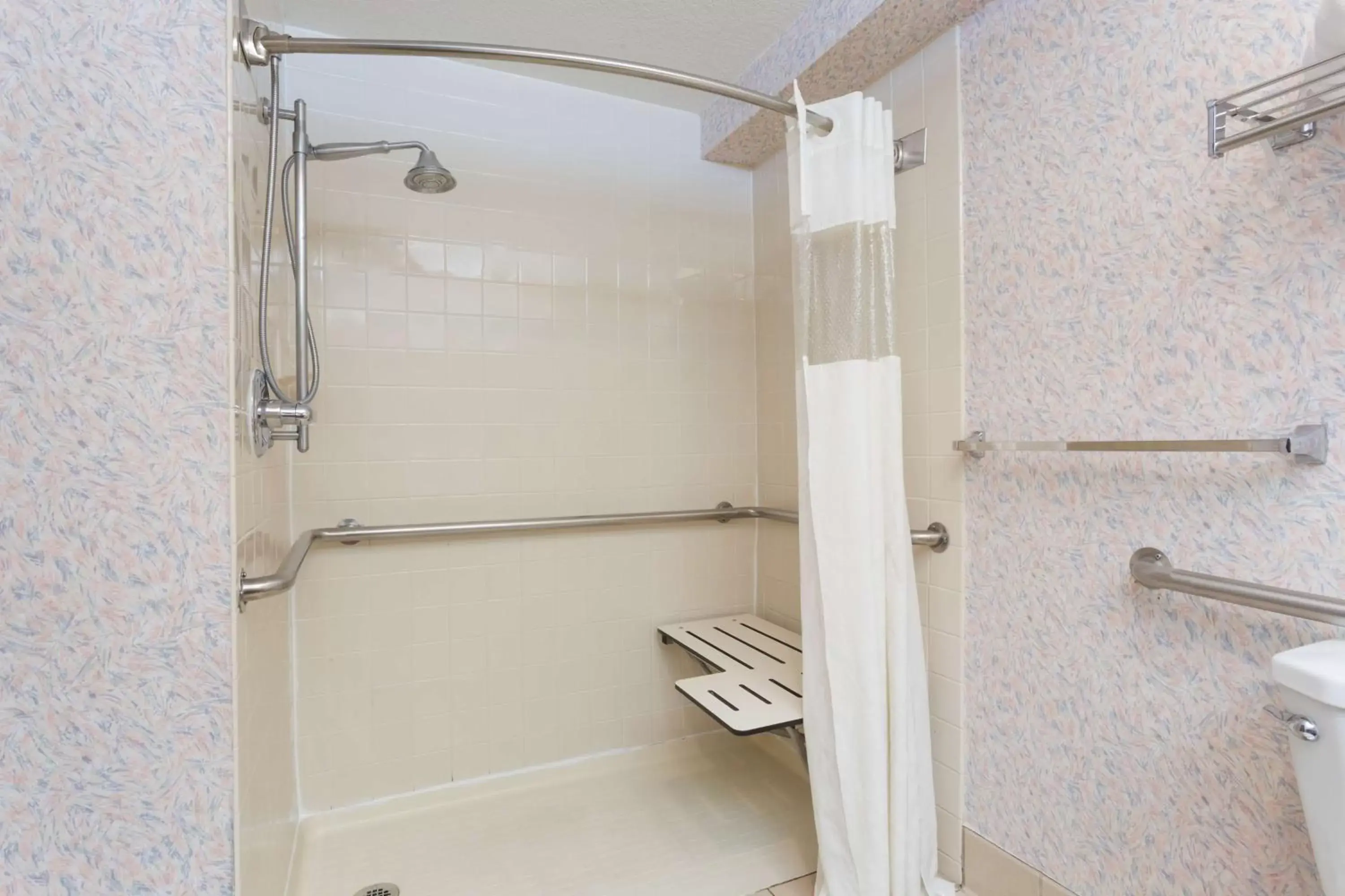 King Room with Mobility/Hearing Impaired Access - Non-Smoking in Ramada by Wyndham Portland King Room with Mobility/Hearing Impaired Access - Non-Smoking in Ramada by Wyndham Portland