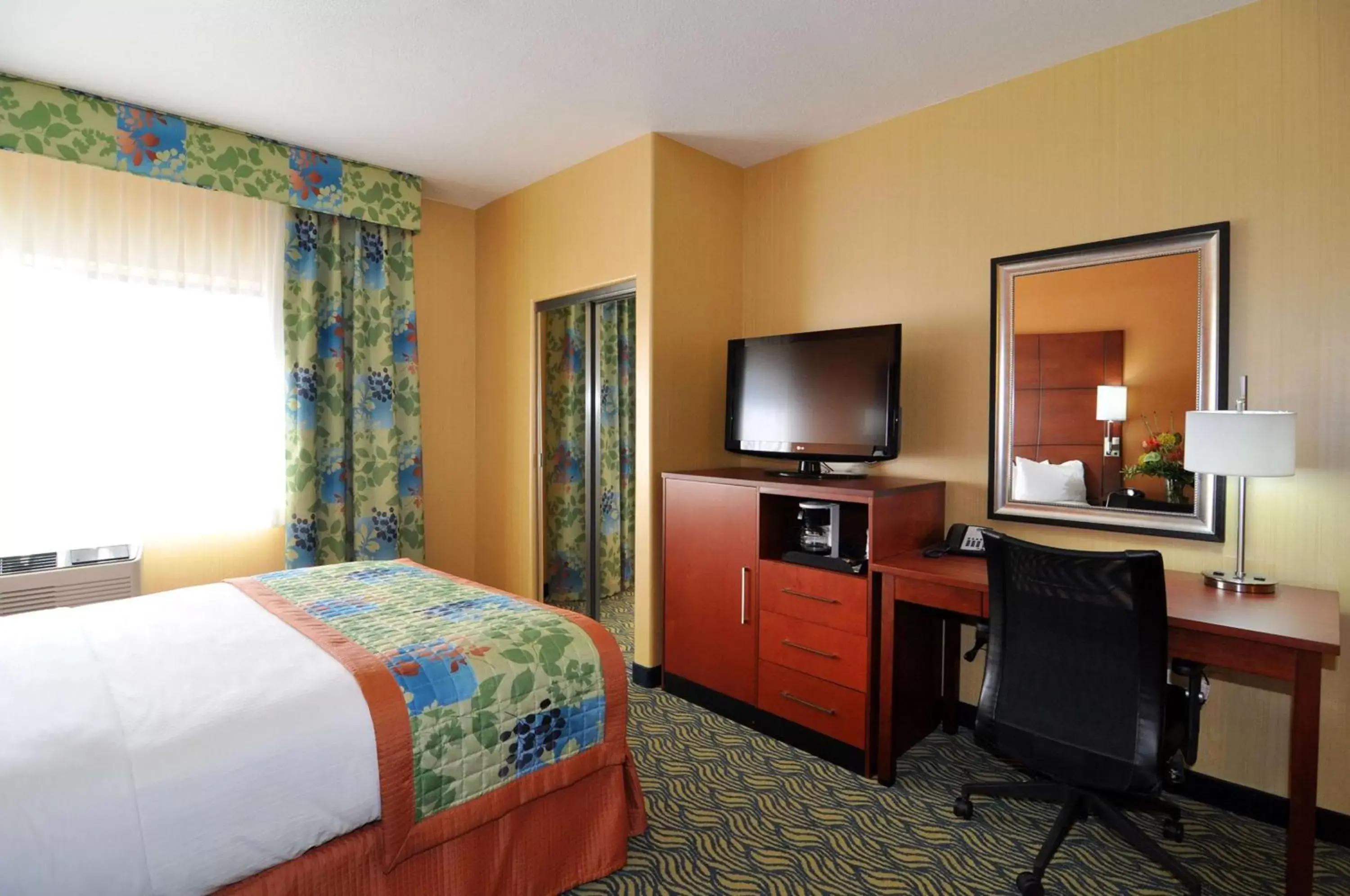 Queen Room with Roll-In Shower - Disability Access/Non-Smoking in Best Western PLUS Fresno Inn Queen Room with Roll-In Shower - Disability Access/Non-Smoking in Best Western PLUS Fresno Inn