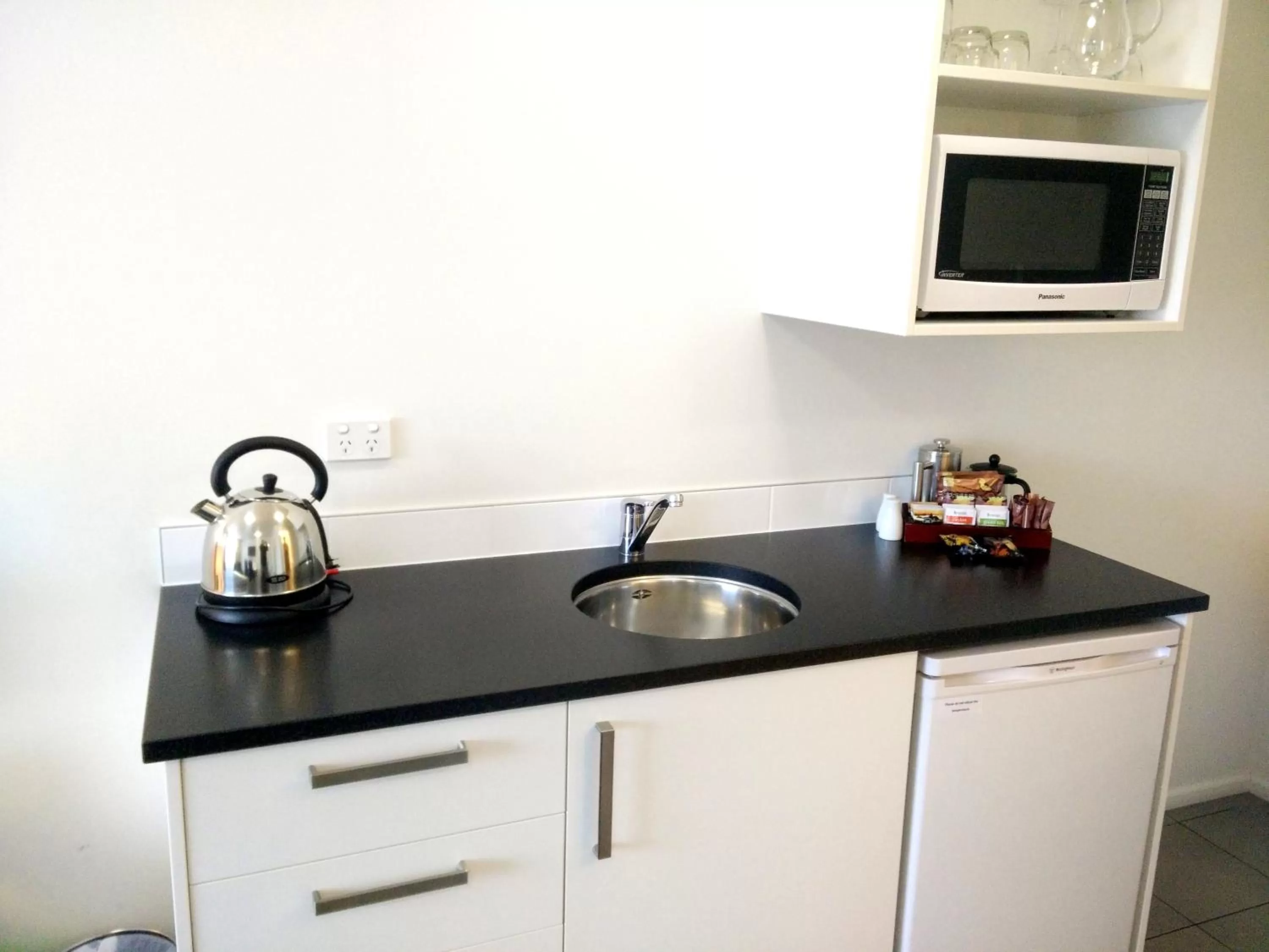 Kitchen or kitchenette in Airport Palms Motel