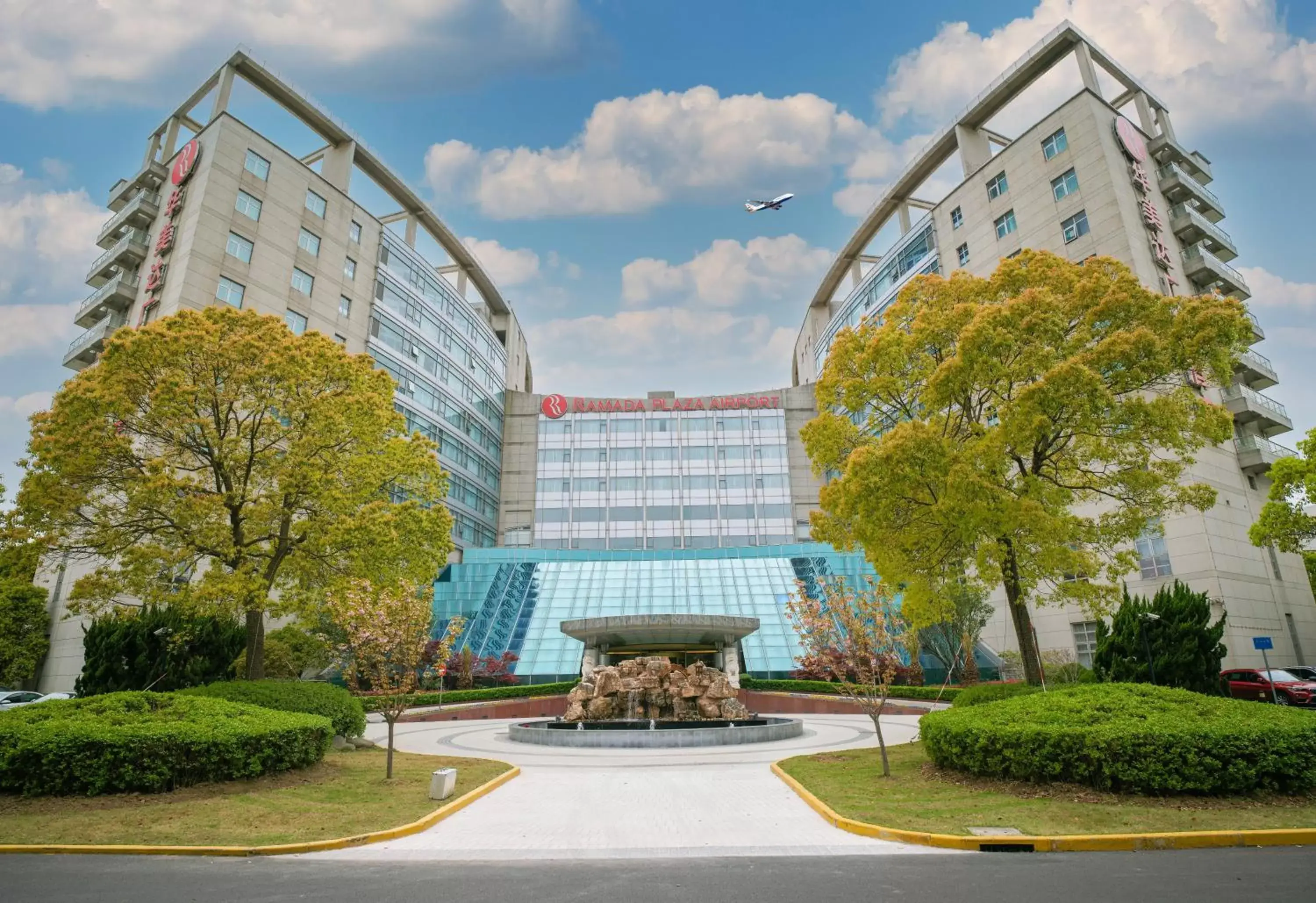 Ramada Plaza Shanghai Pudong Airport - 3 mins to PVG depature floor & check entrance with hotel shuttle Ramada Plaza Shanghai Pudong Airport - 3 mins to PVG depature floor & check entrance with hotel shuttle