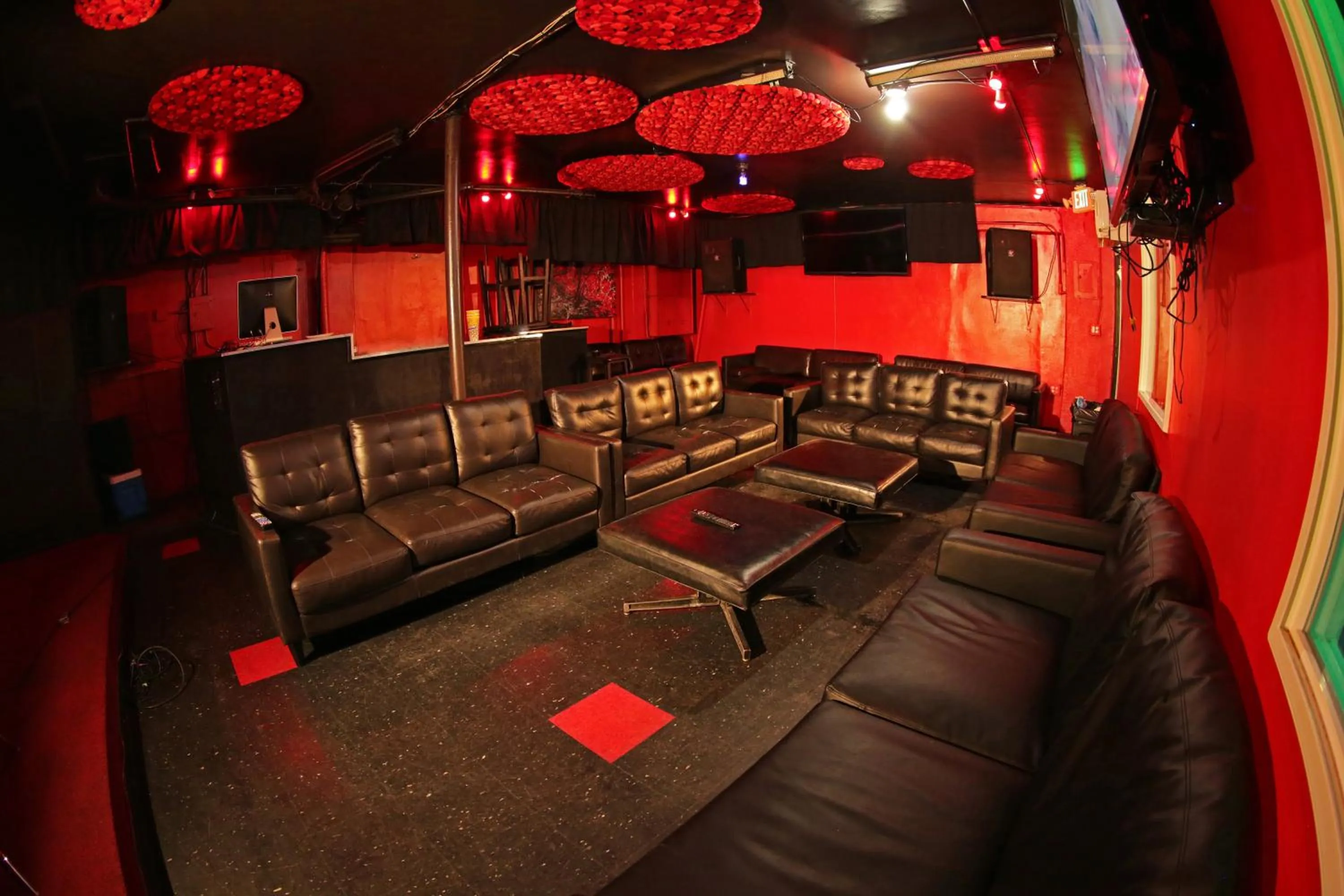 Karaoke in Banana Bungalow Hollywood Hotel & Hostel