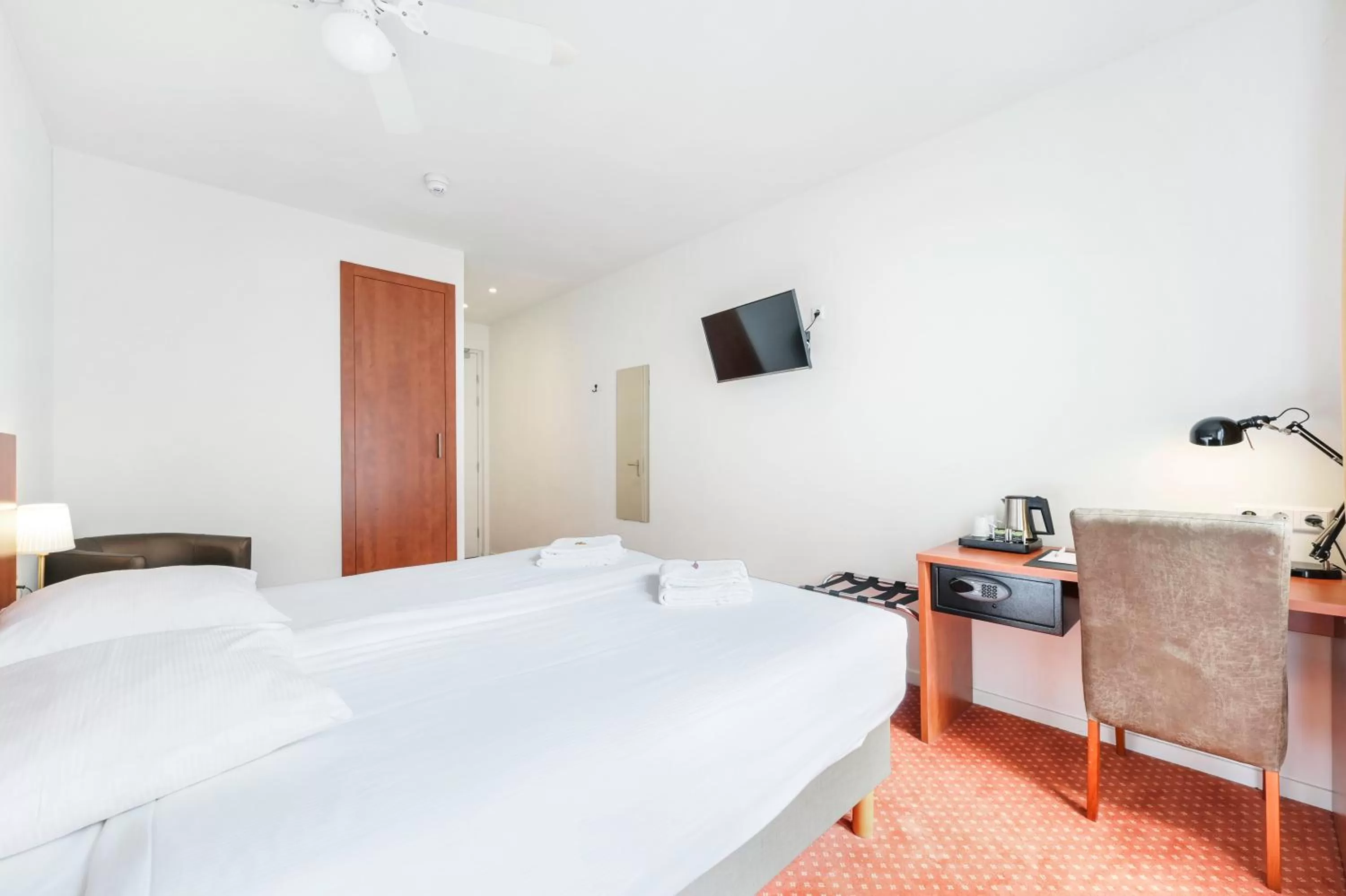 TV and multimedia, Bed in Ambassador City Centre Hotel