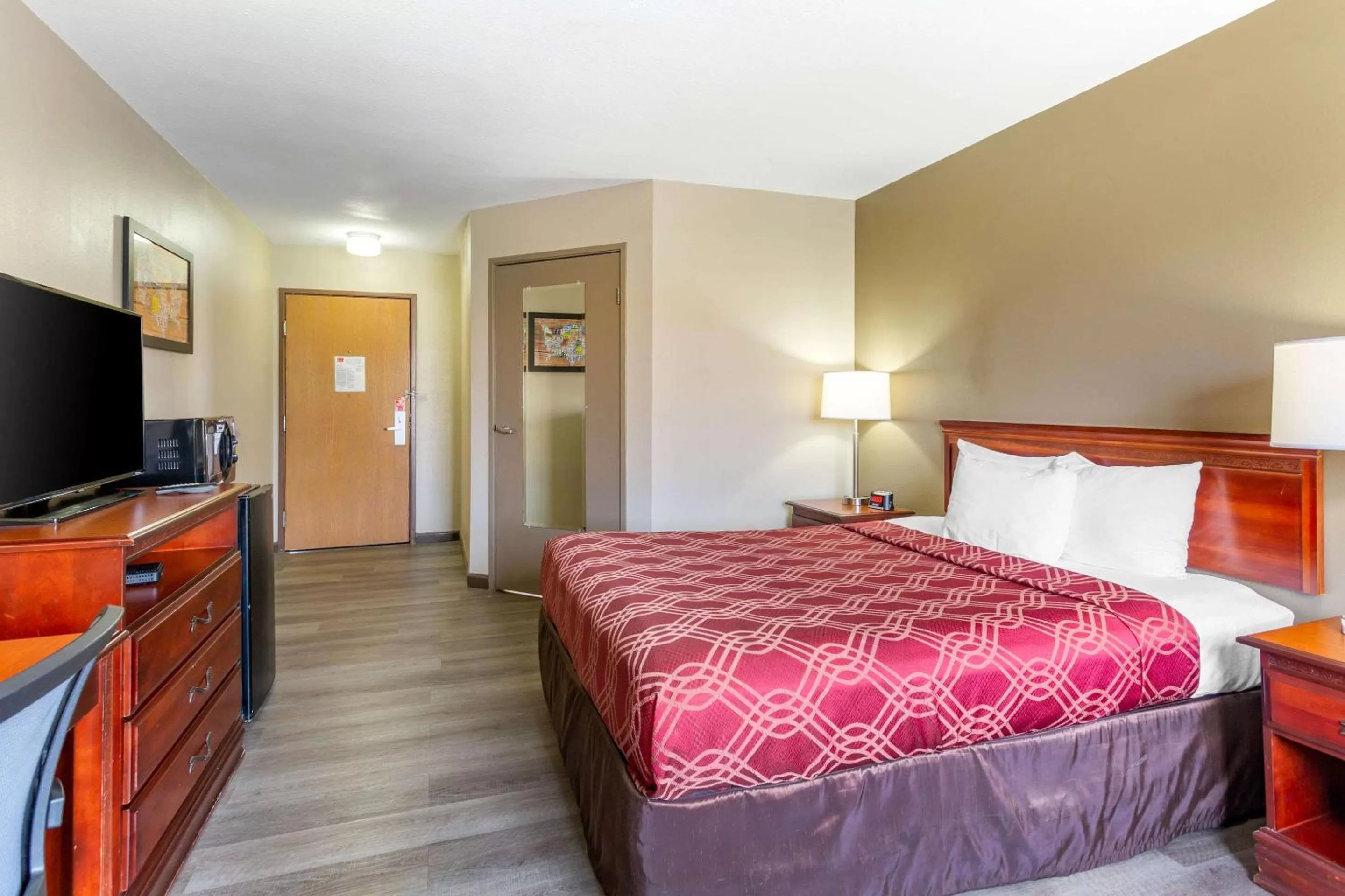 Photo of the whole room, Bed in Econo Lodge Inn & Suites Dickson