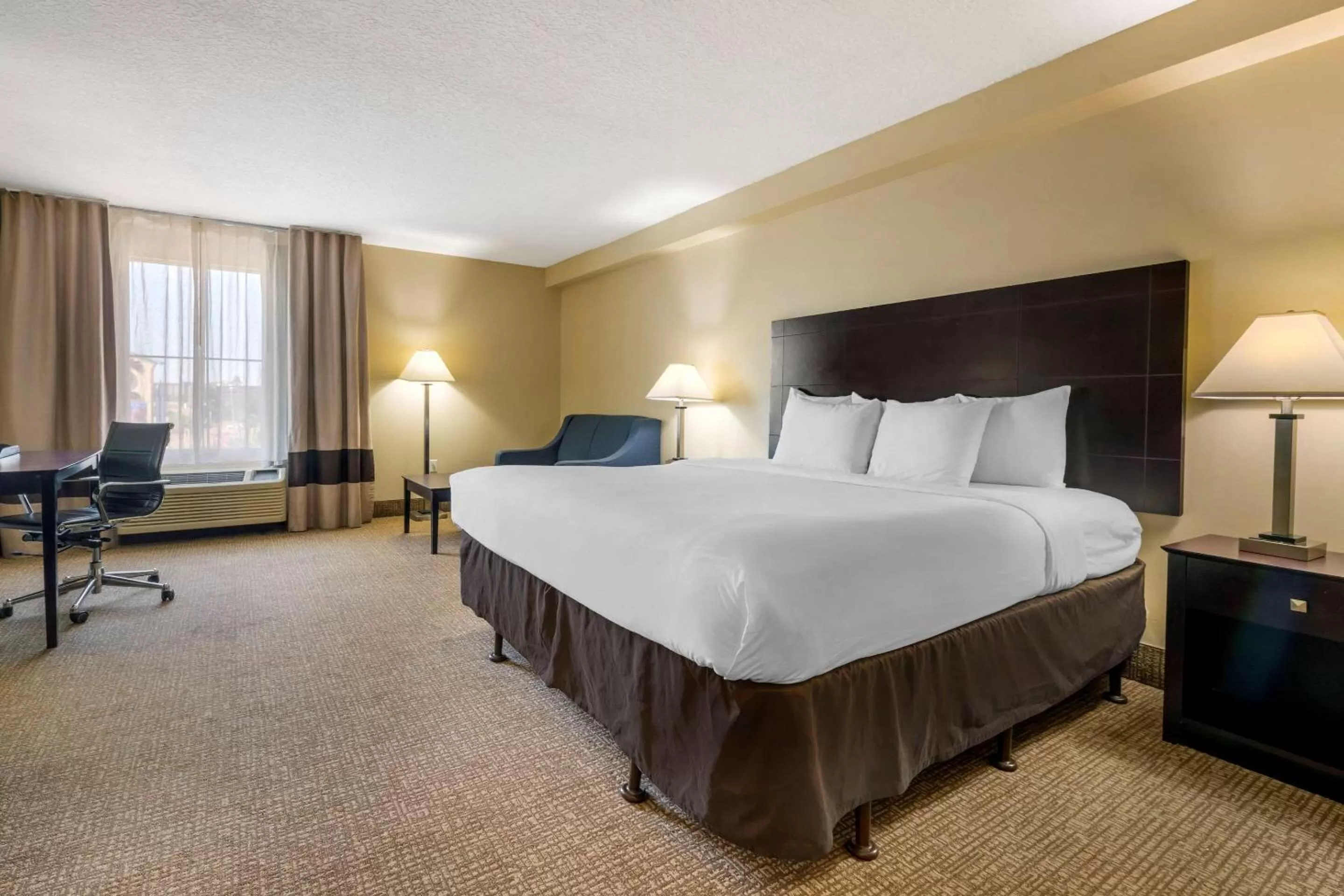 Photo of the whole room, Bed in I-Drive Hotel at Universal