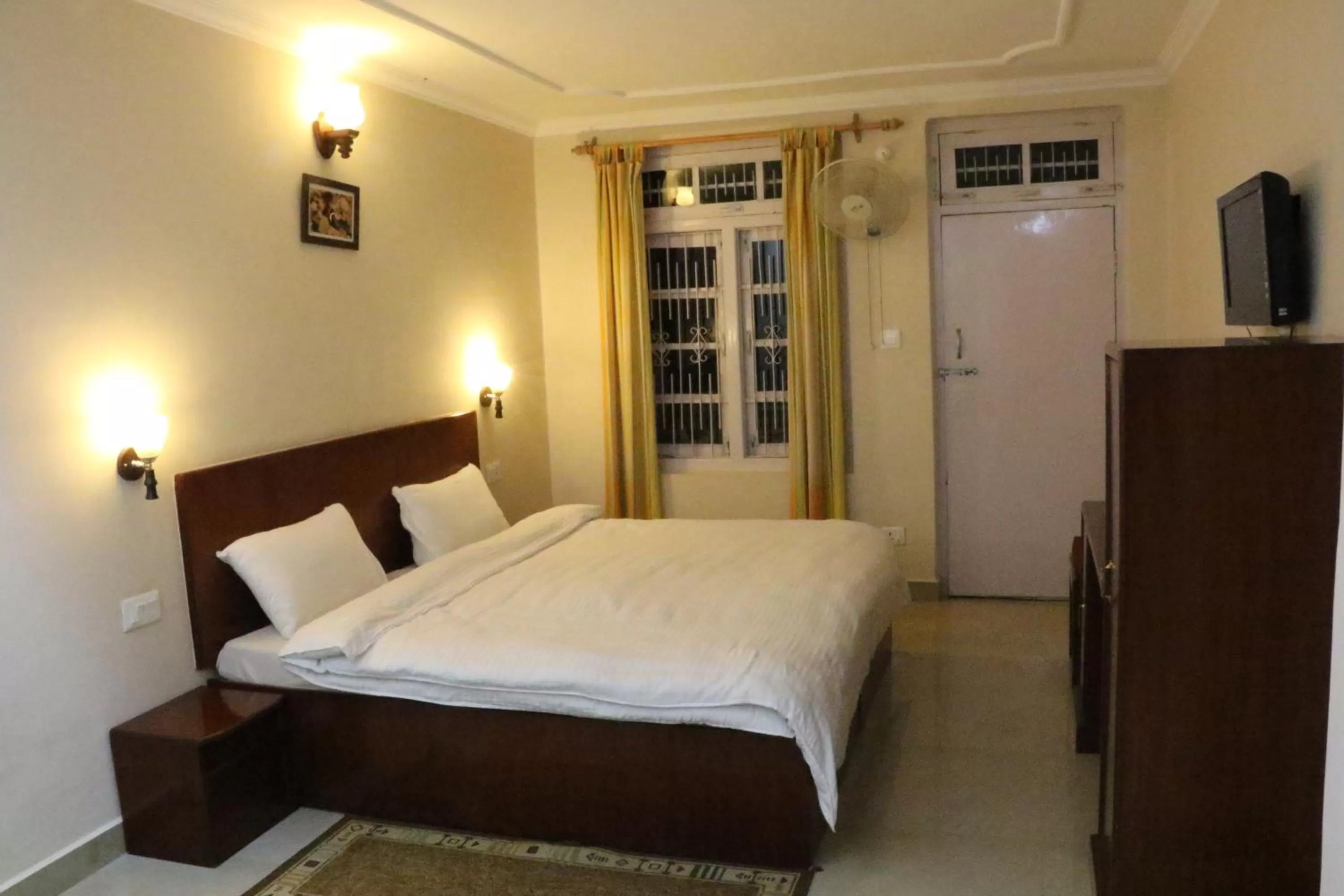 Photo of the whole room, Bed in Green Hotel