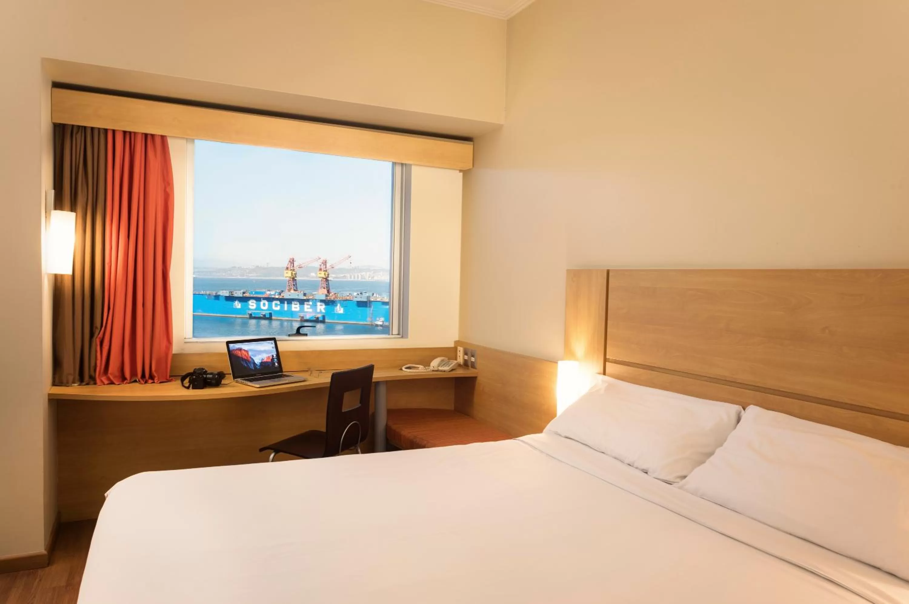 Photo of the whole room, Bed in ibis Valparaiso