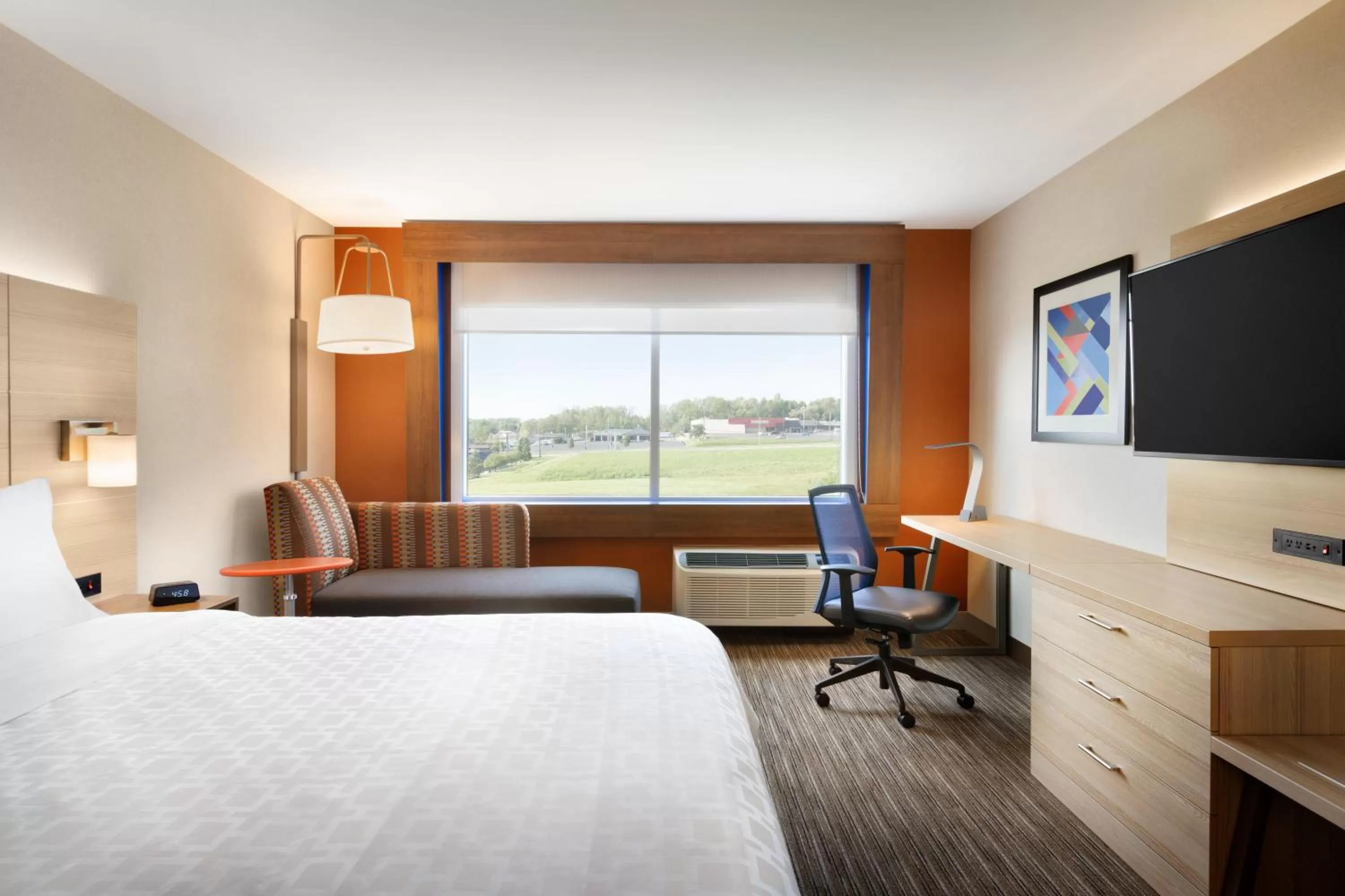 Photo of the whole room, Bed in Holiday Inn Express & Suites Farmville by IHG