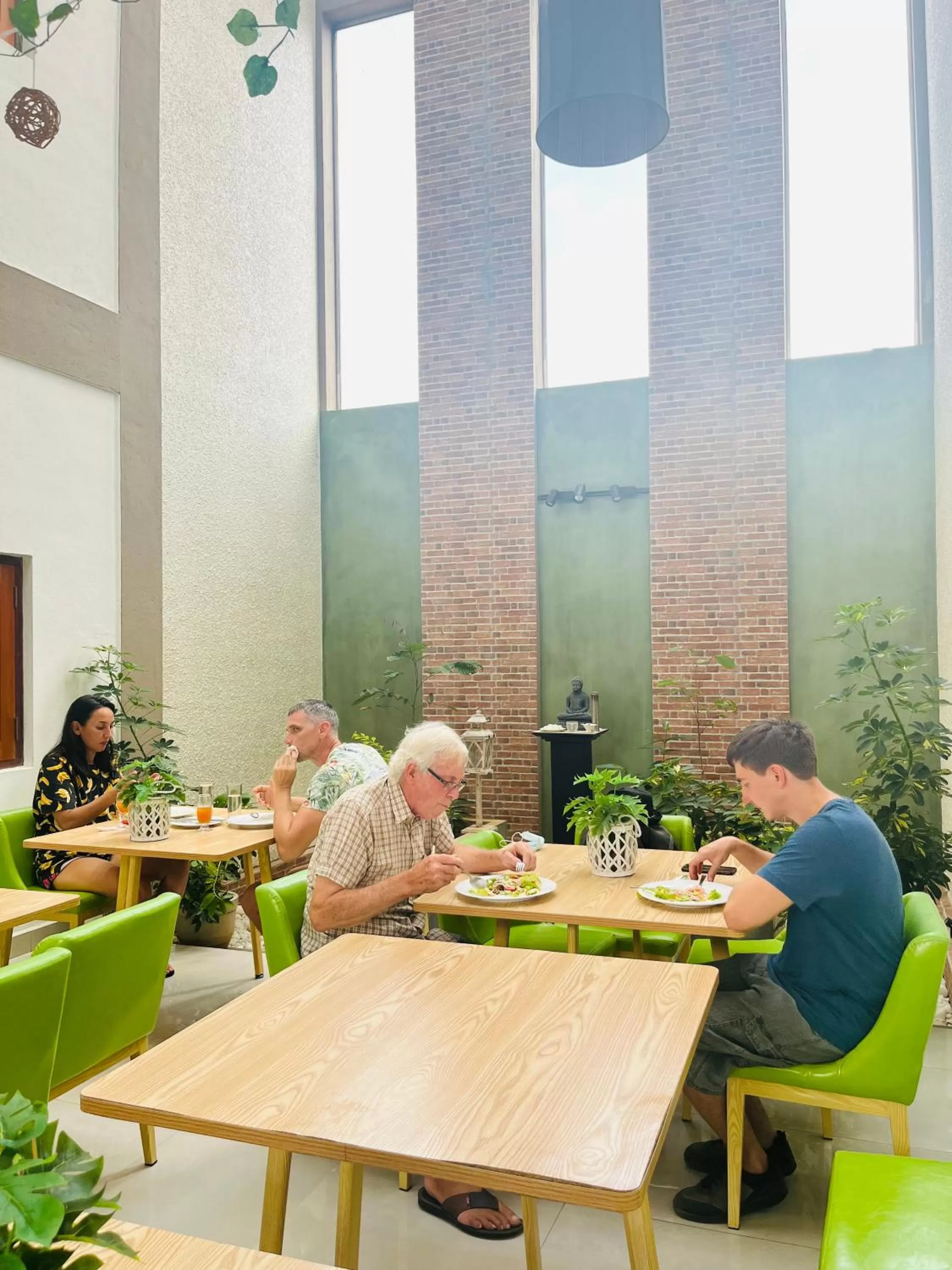 Restaurant/places to eat in J leaf Hotel by Blue Bird