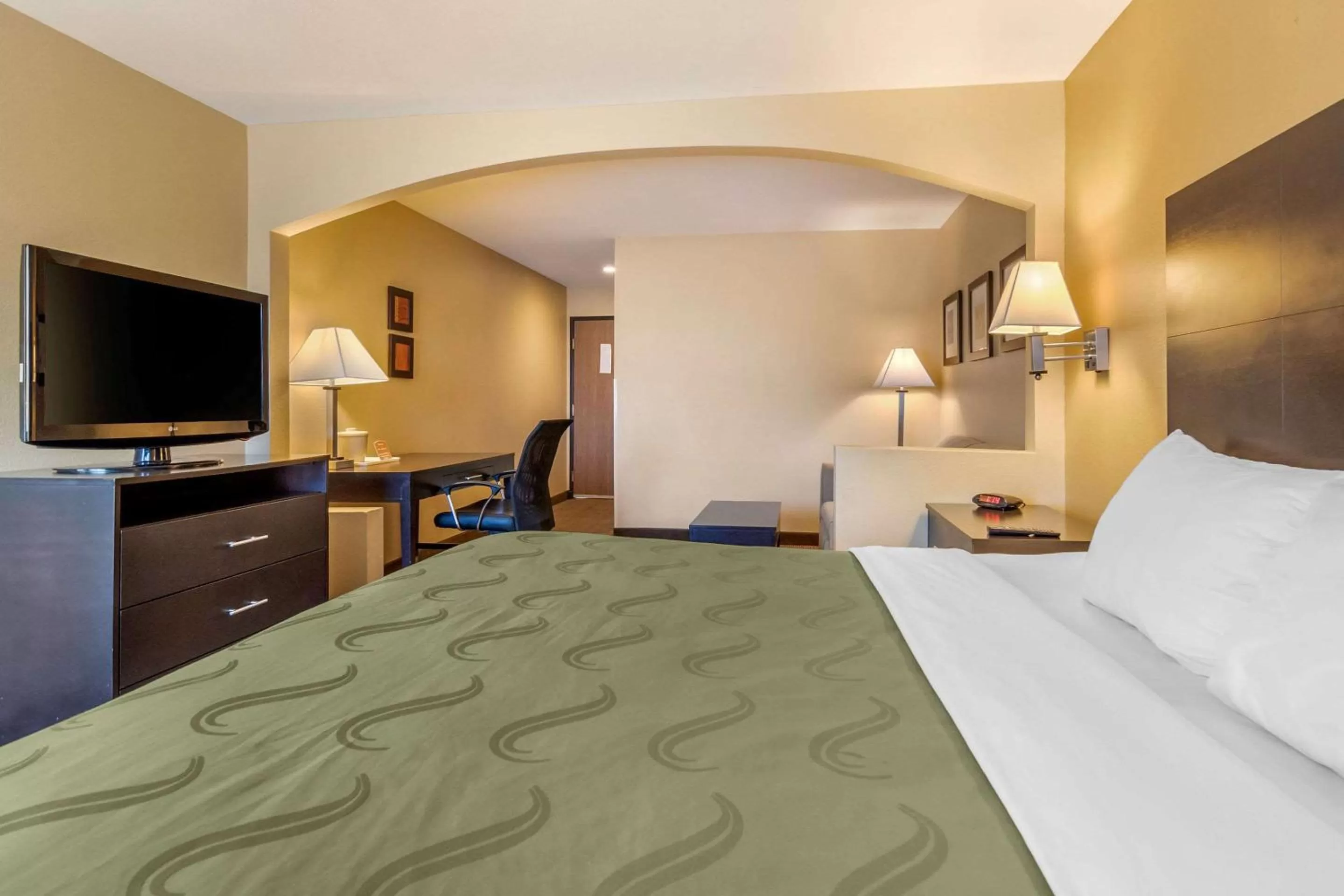 Photo of the whole room, Bed in Quality Inn & Suites Lenexa Kansas City