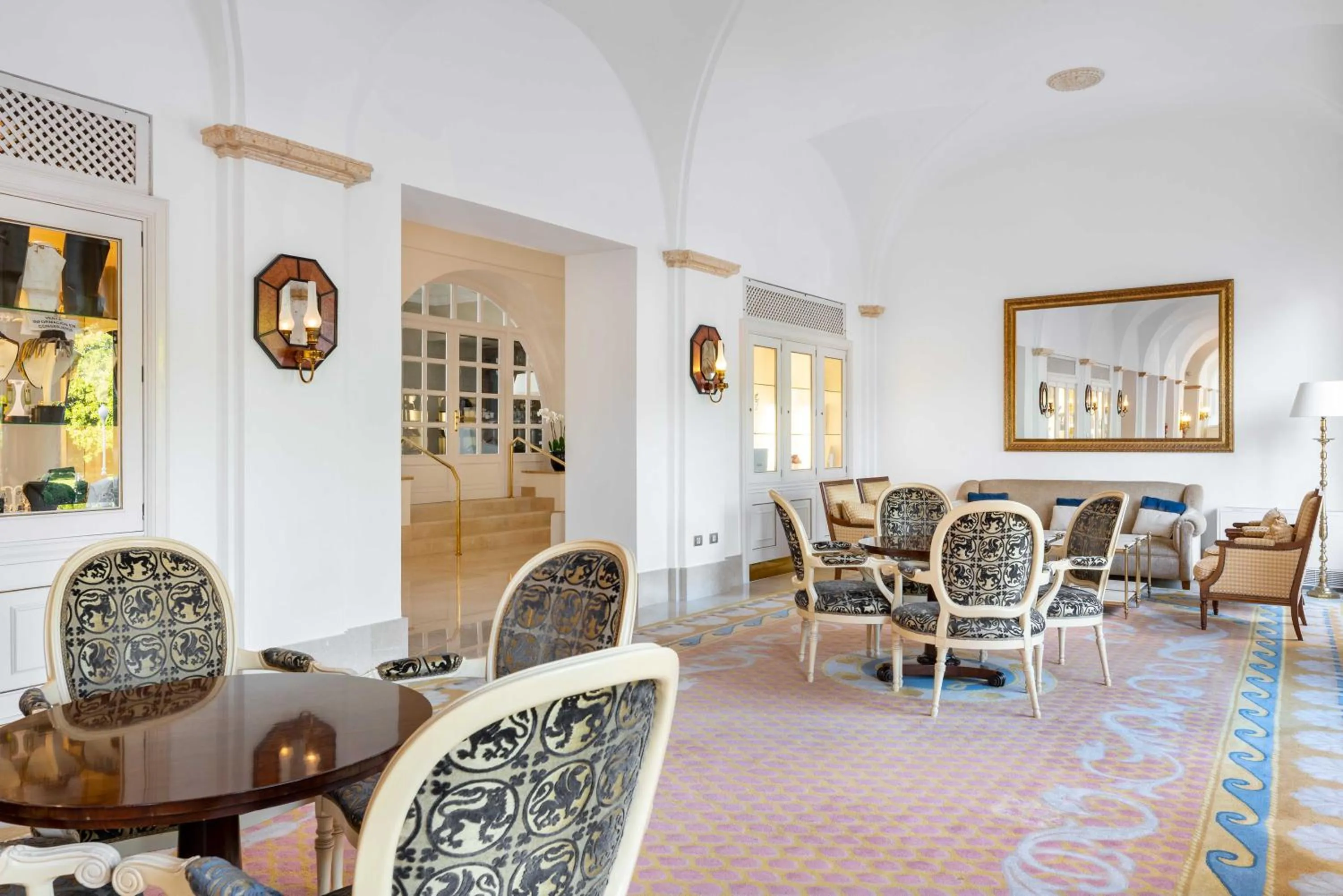 Communal lounge/ TV room in Eurostars Gran Hotel La Toja