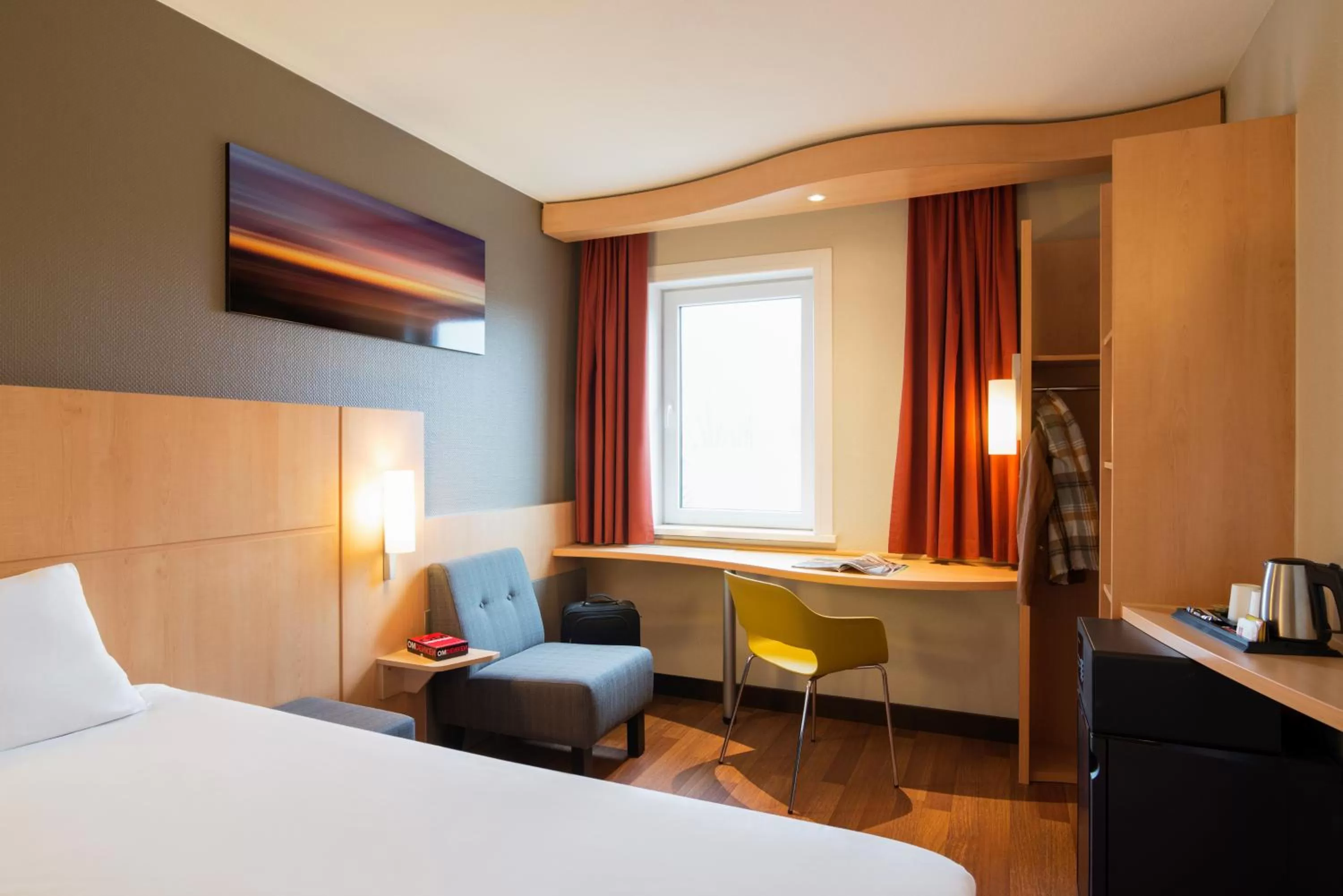 Photo of the whole room, Bed in ibis Rotterdam Vlaardingen