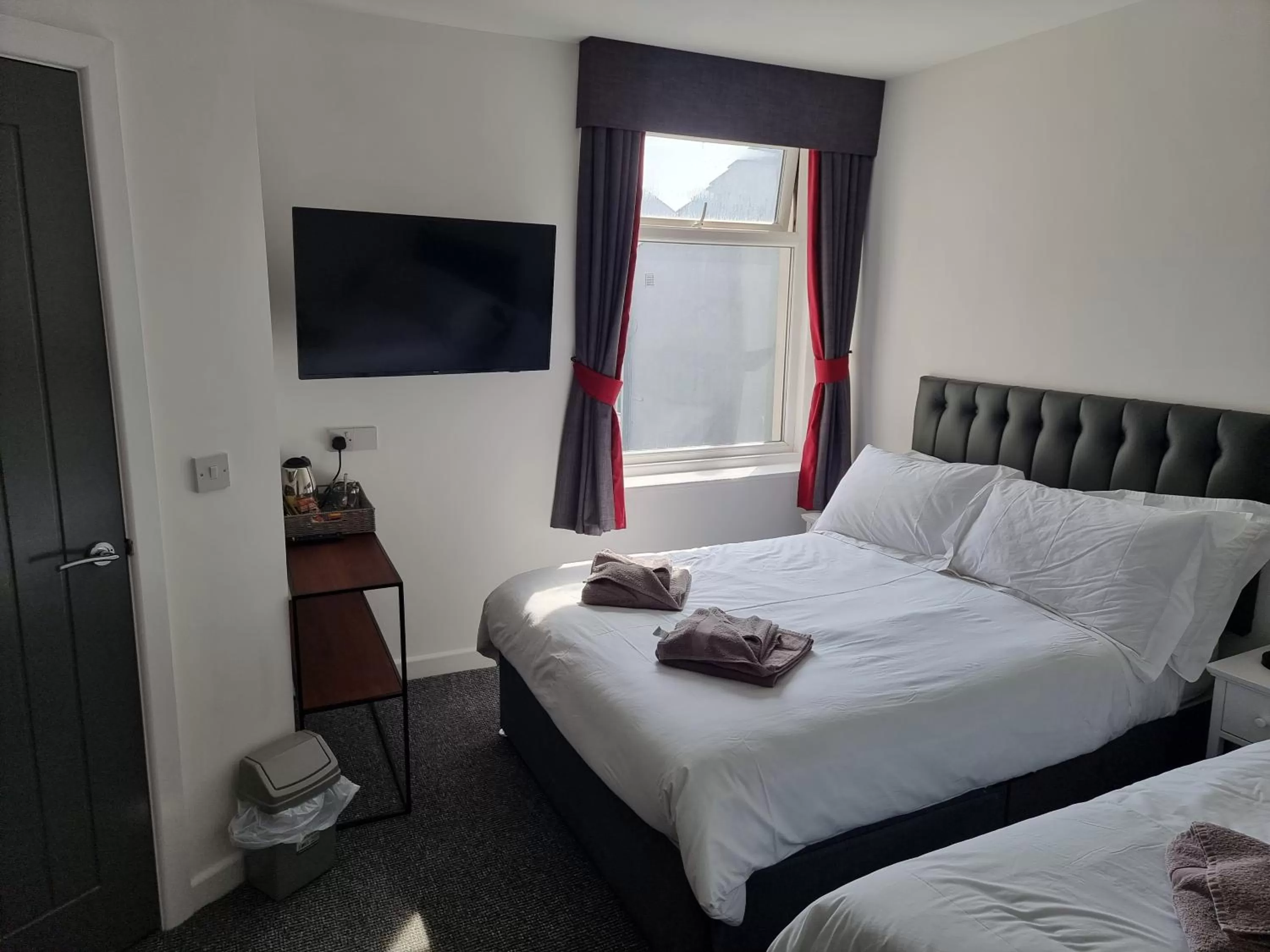 TV and multimedia, Bed in Langley House Hotel