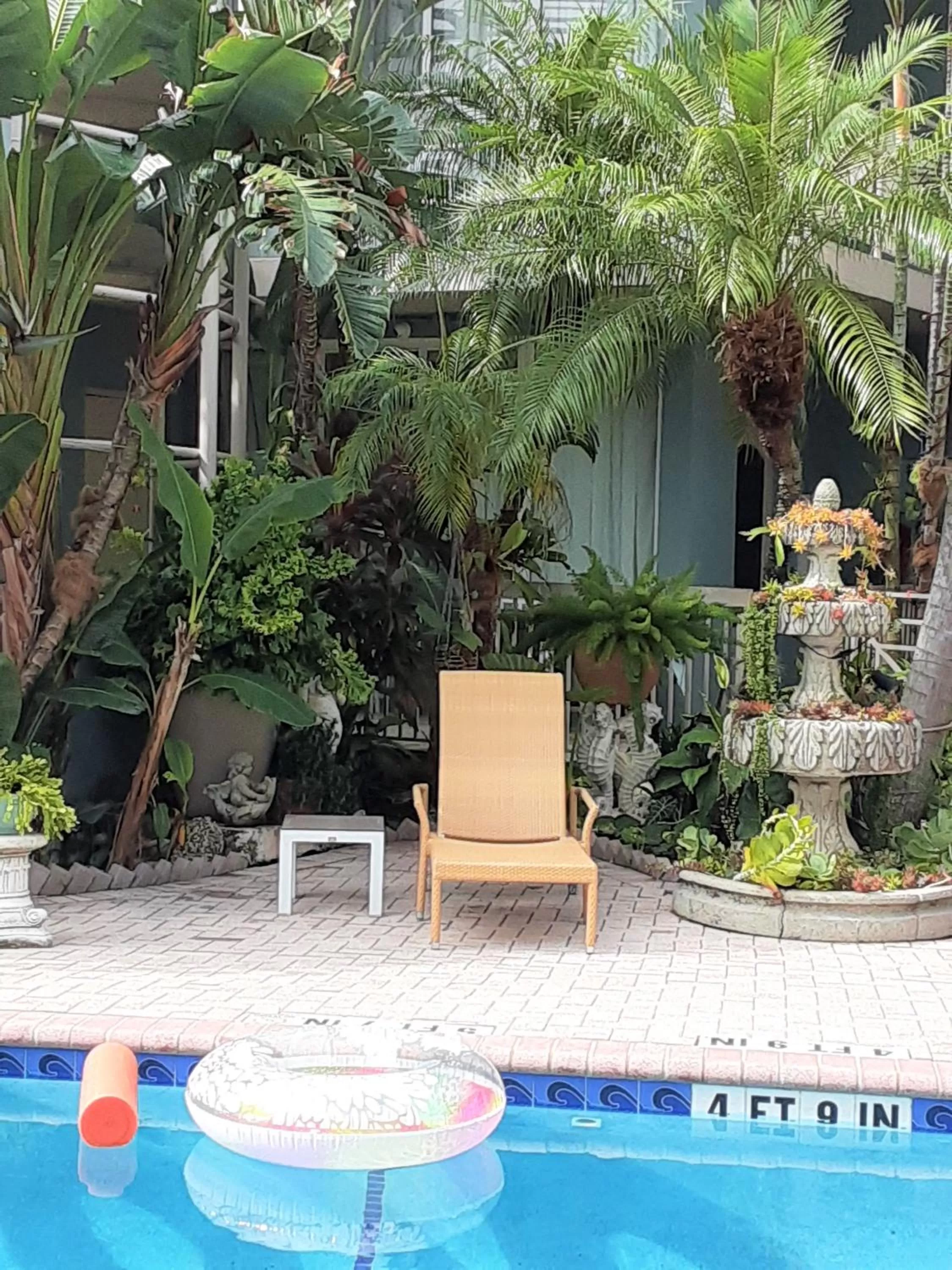 Pool view in Manhattan Tower Apartment Hotel