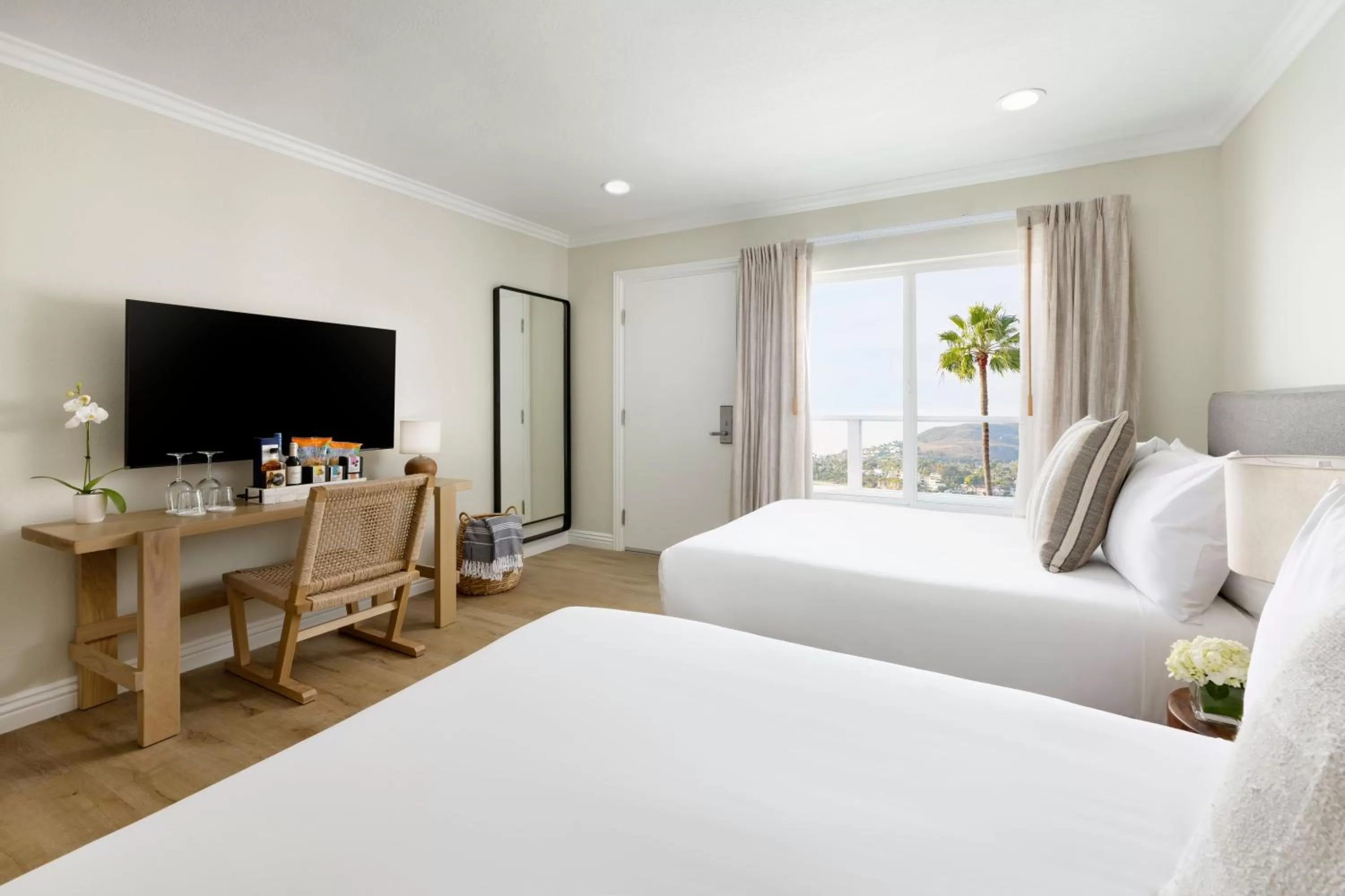 Photo of the whole room, Bed in Pacific Edge Hotel on Laguna Beach