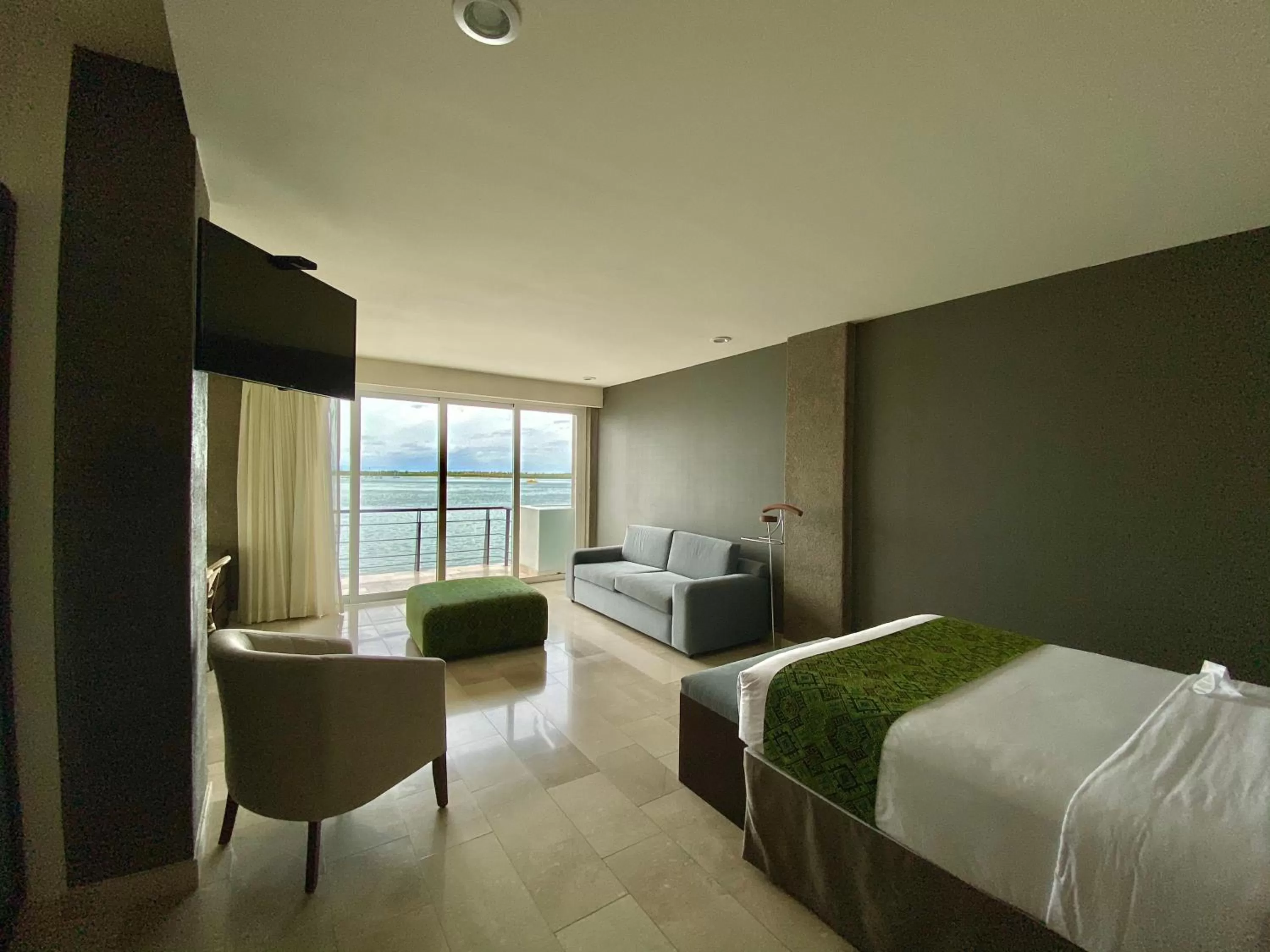 Balcony/Terrace, Bed in Seven Crown La Paz Malecon