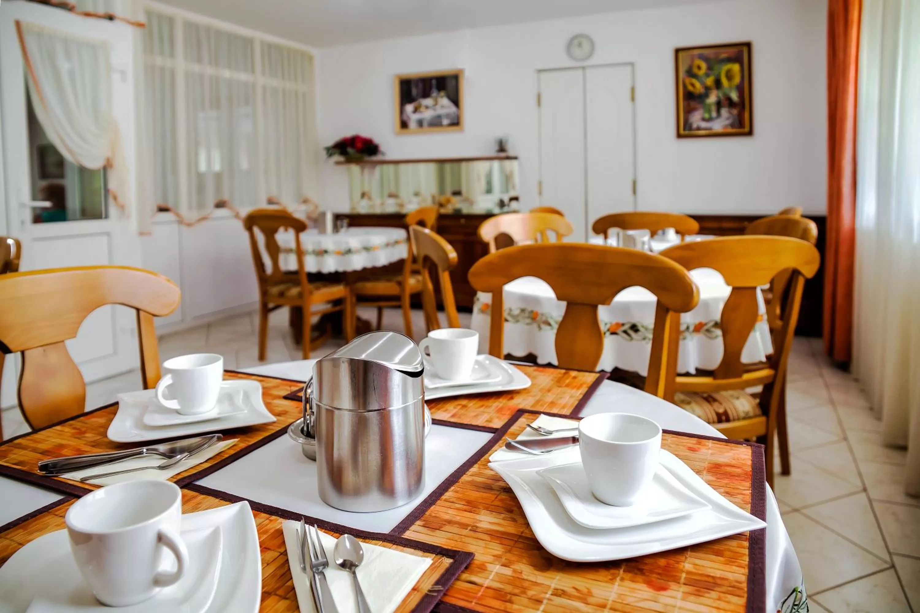 Restaurant/places to eat in Kata Panzió