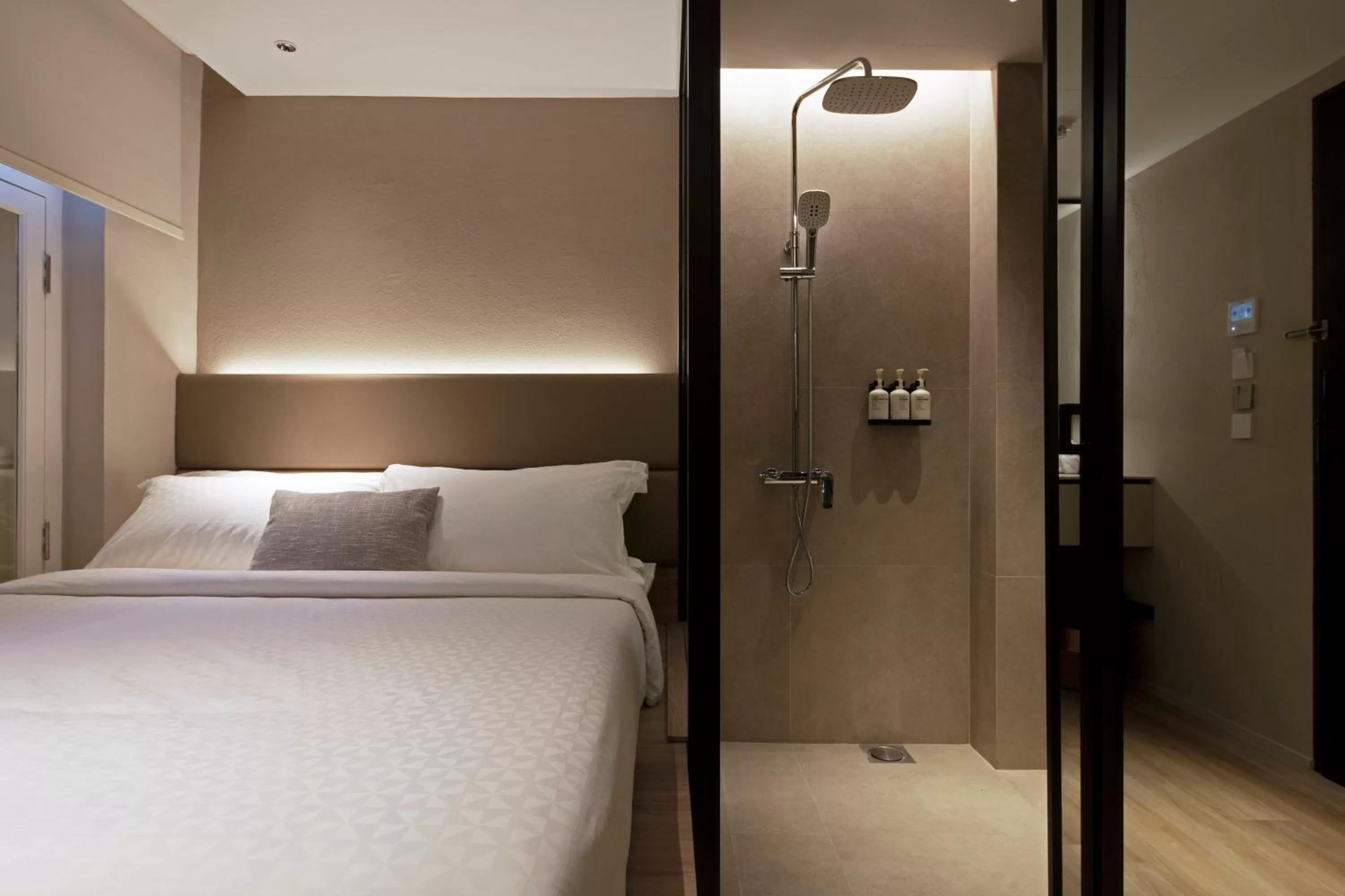 Shower, Bed in Hotel 1900 Chinatown