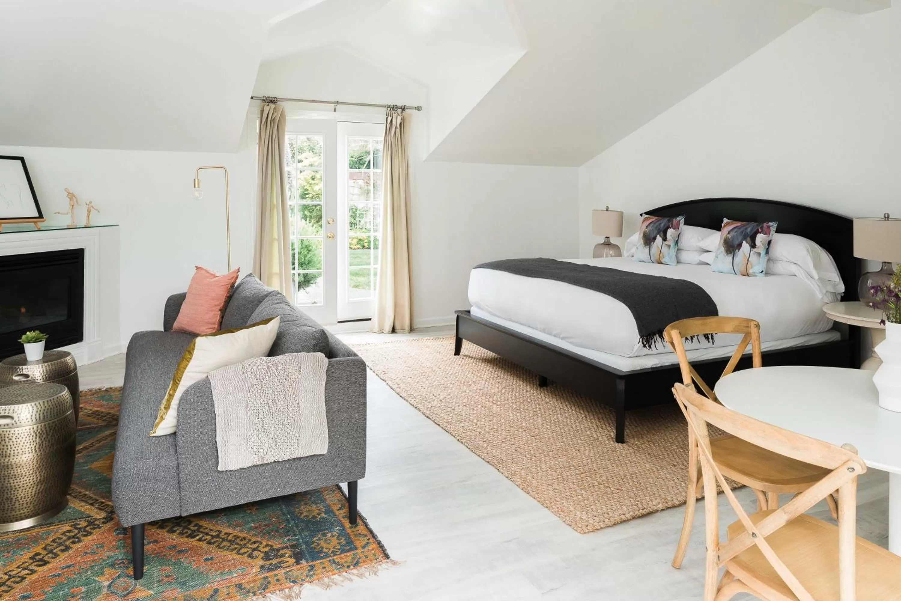 Photo of the whole room, Bed in Inns of Mendocino