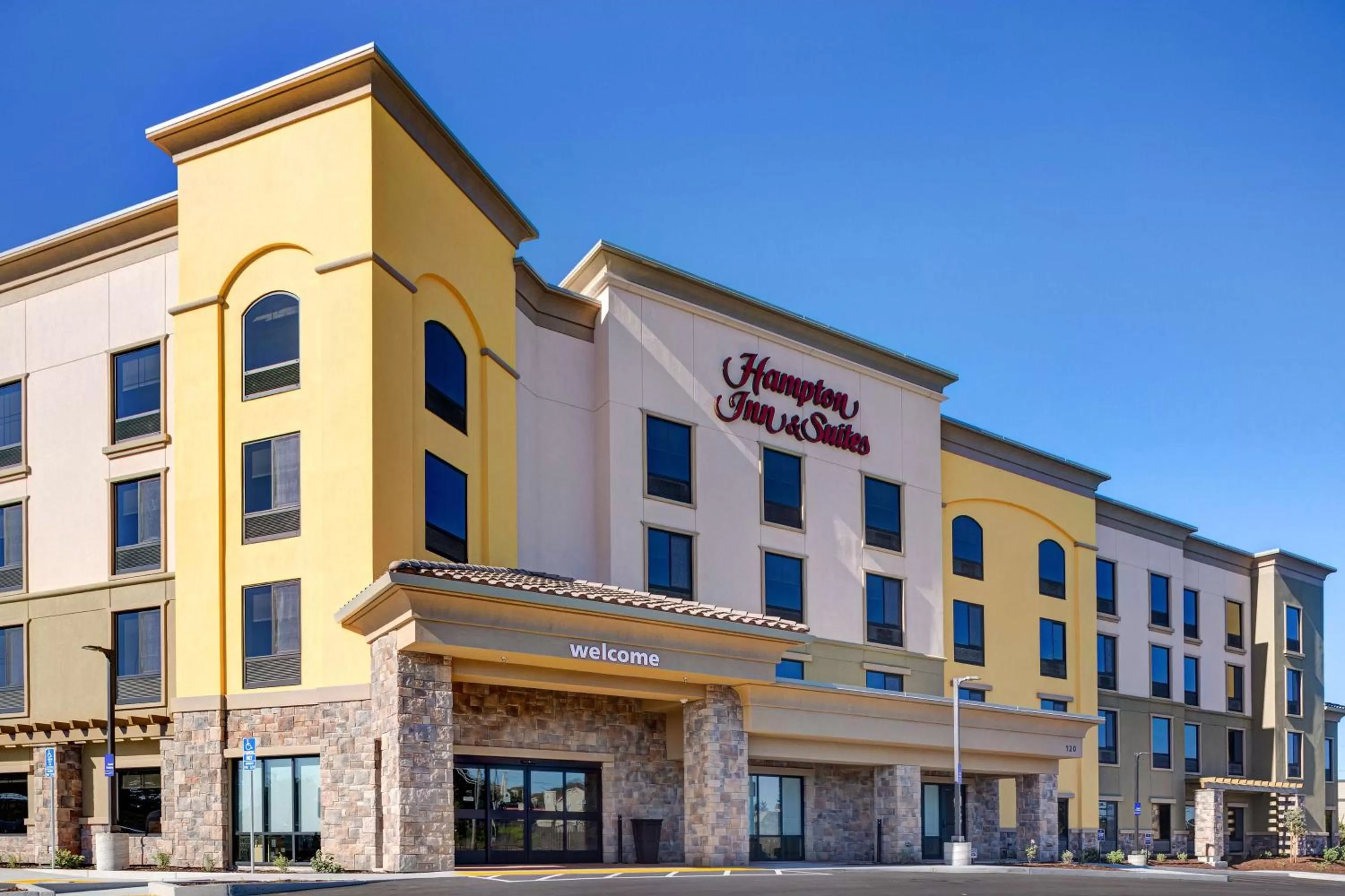 Property building in Hampton Inn & Suites Marina