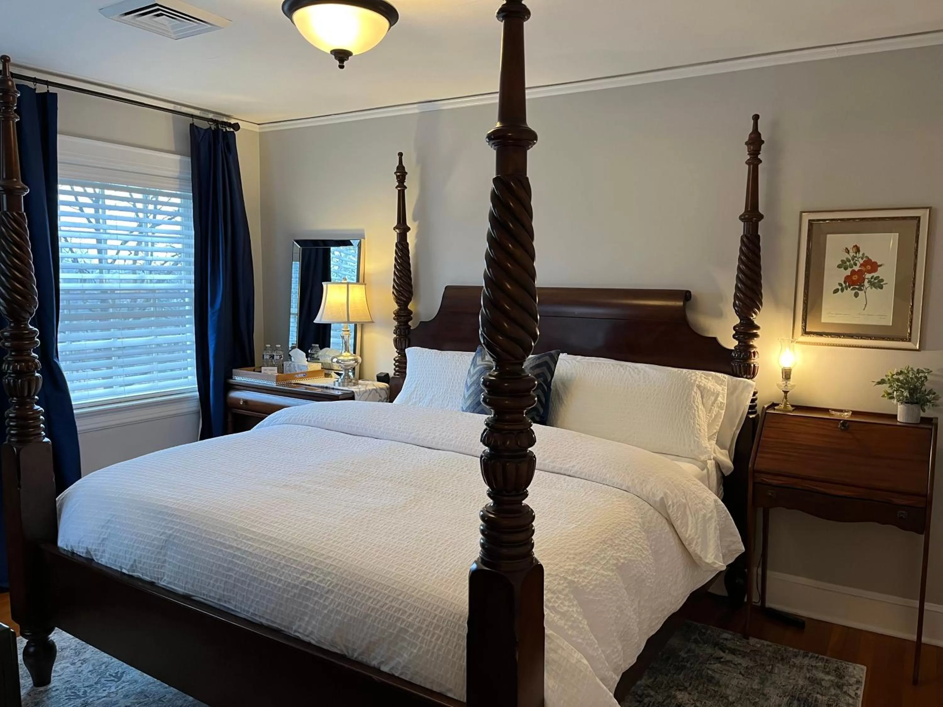 Bed in The Holly and Ivy Inn