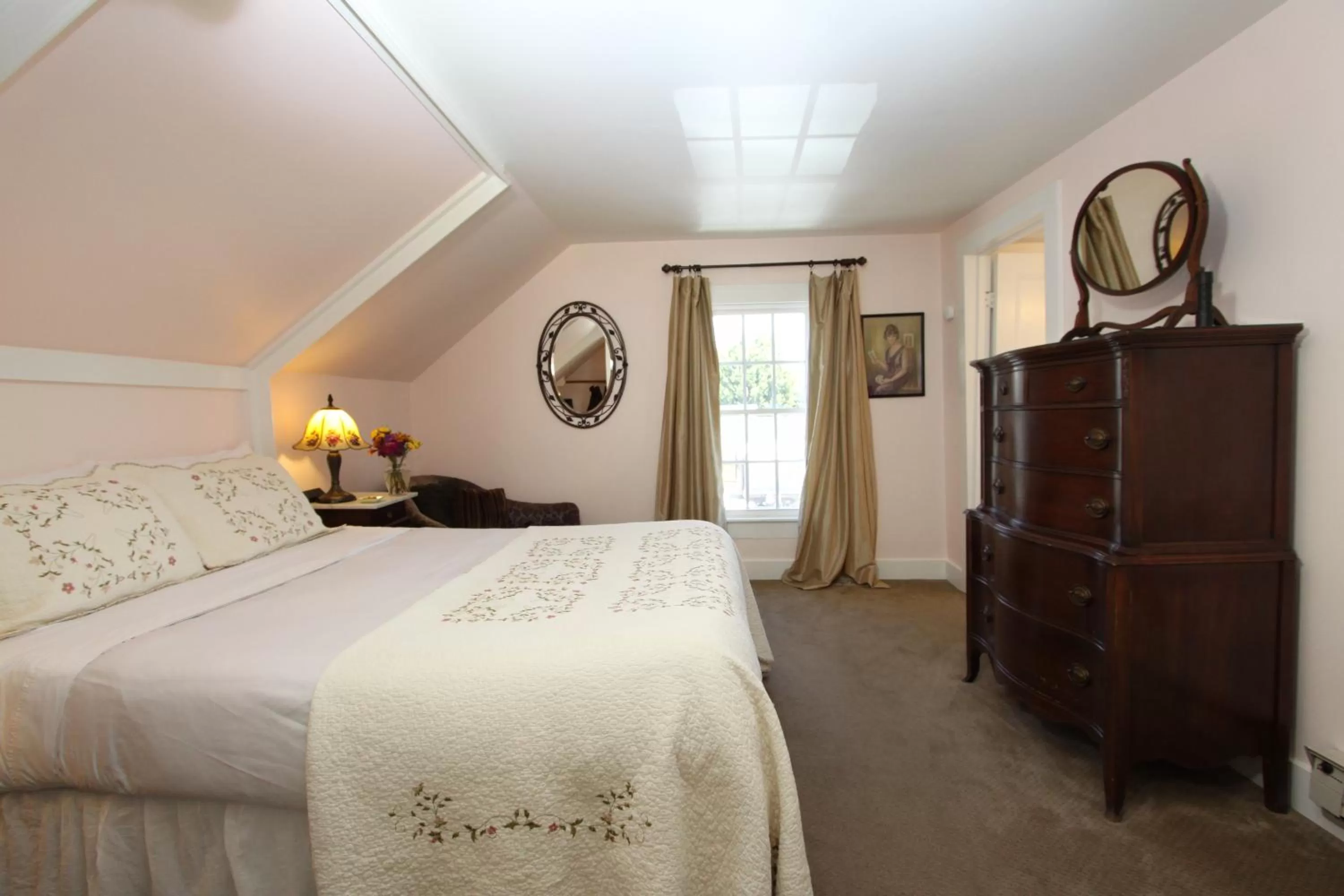 Bed in Olallieberry Inn Bed and Breakfast