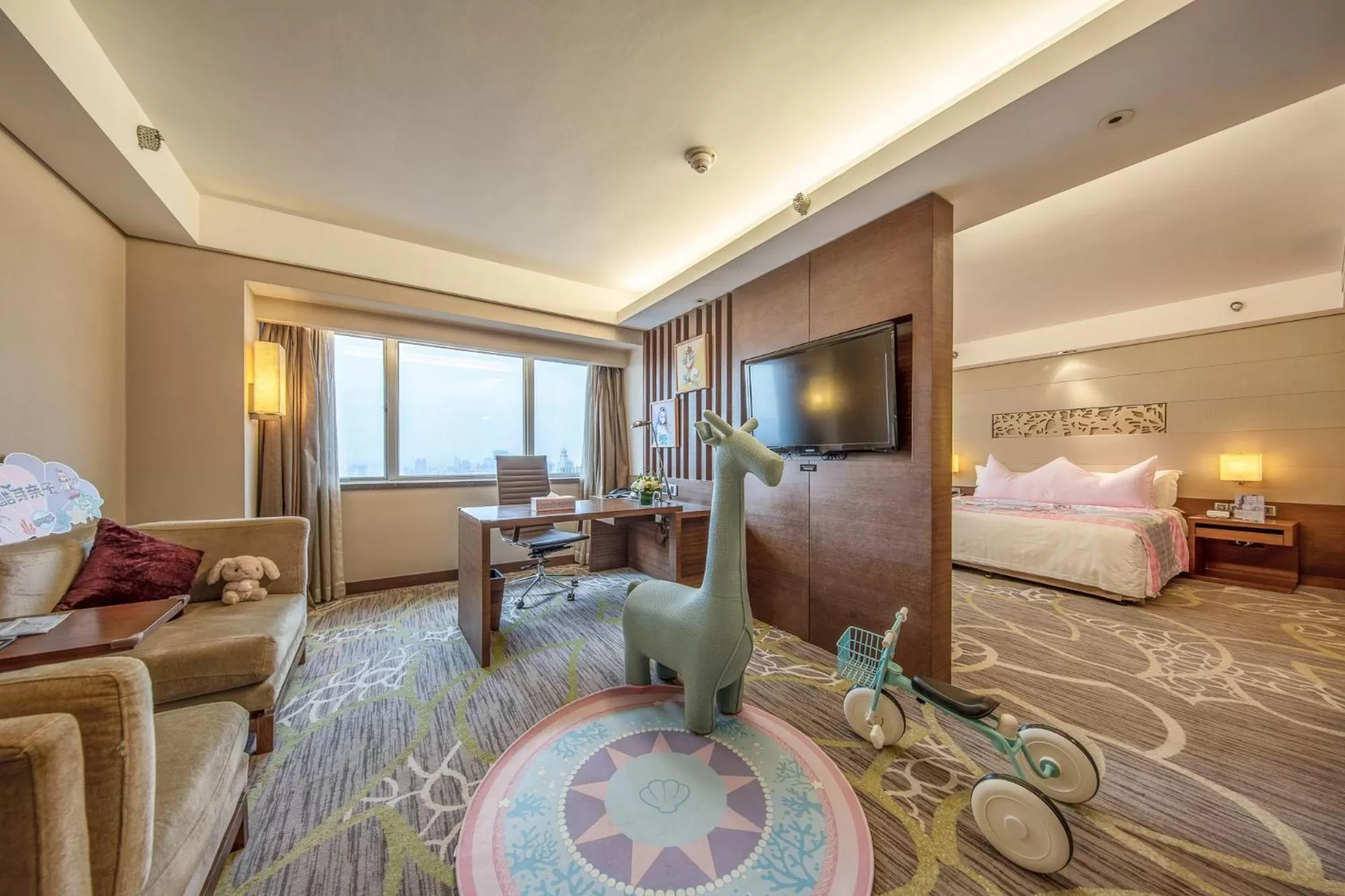 Photo of the whole room, Bed in Crowne Plaza Guangzhou City Centre by IHG