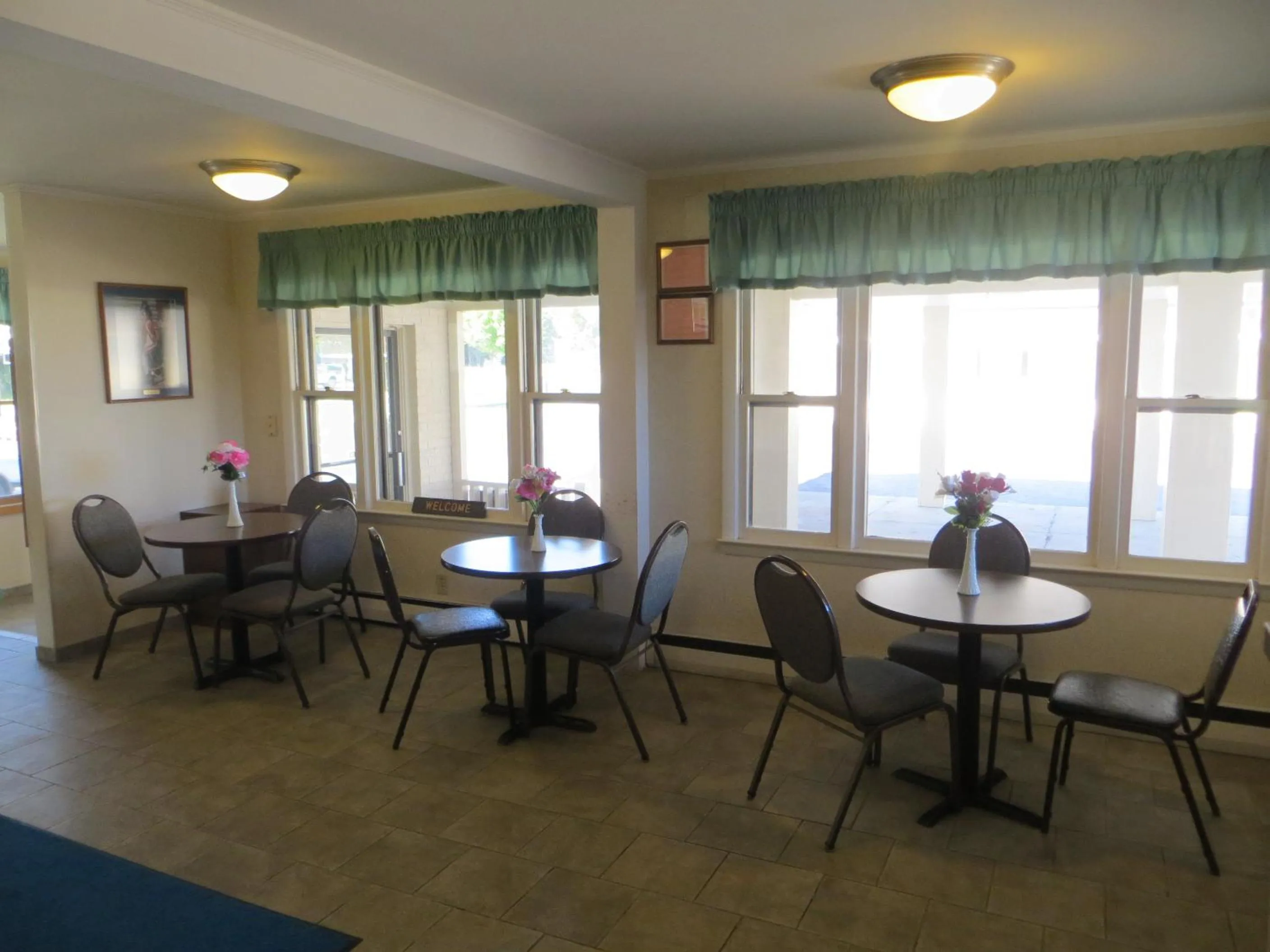 Restaurant/places to eat in Waterfront Inn Mackinaw City