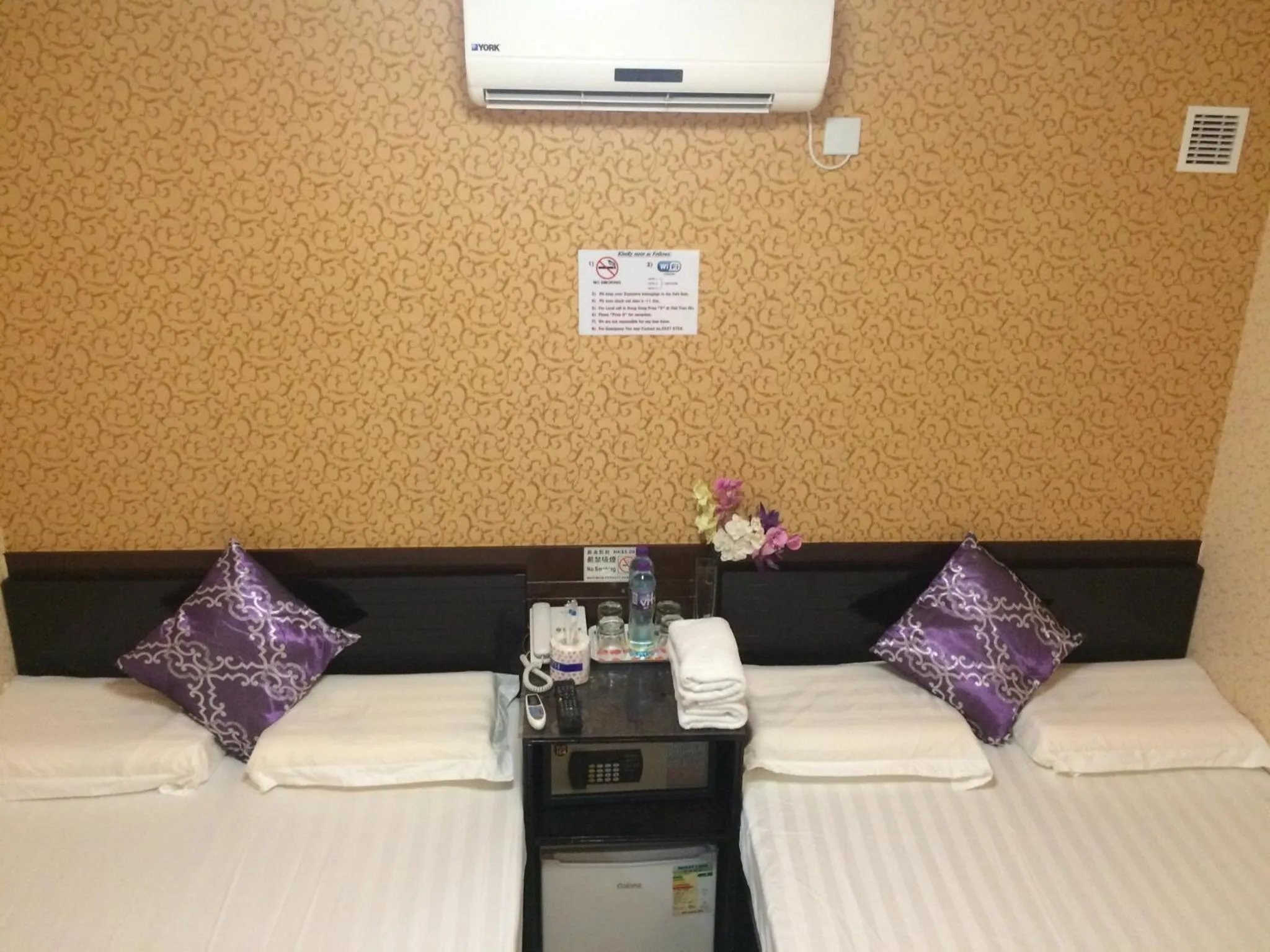 Photo of the whole room, Bed in Modern