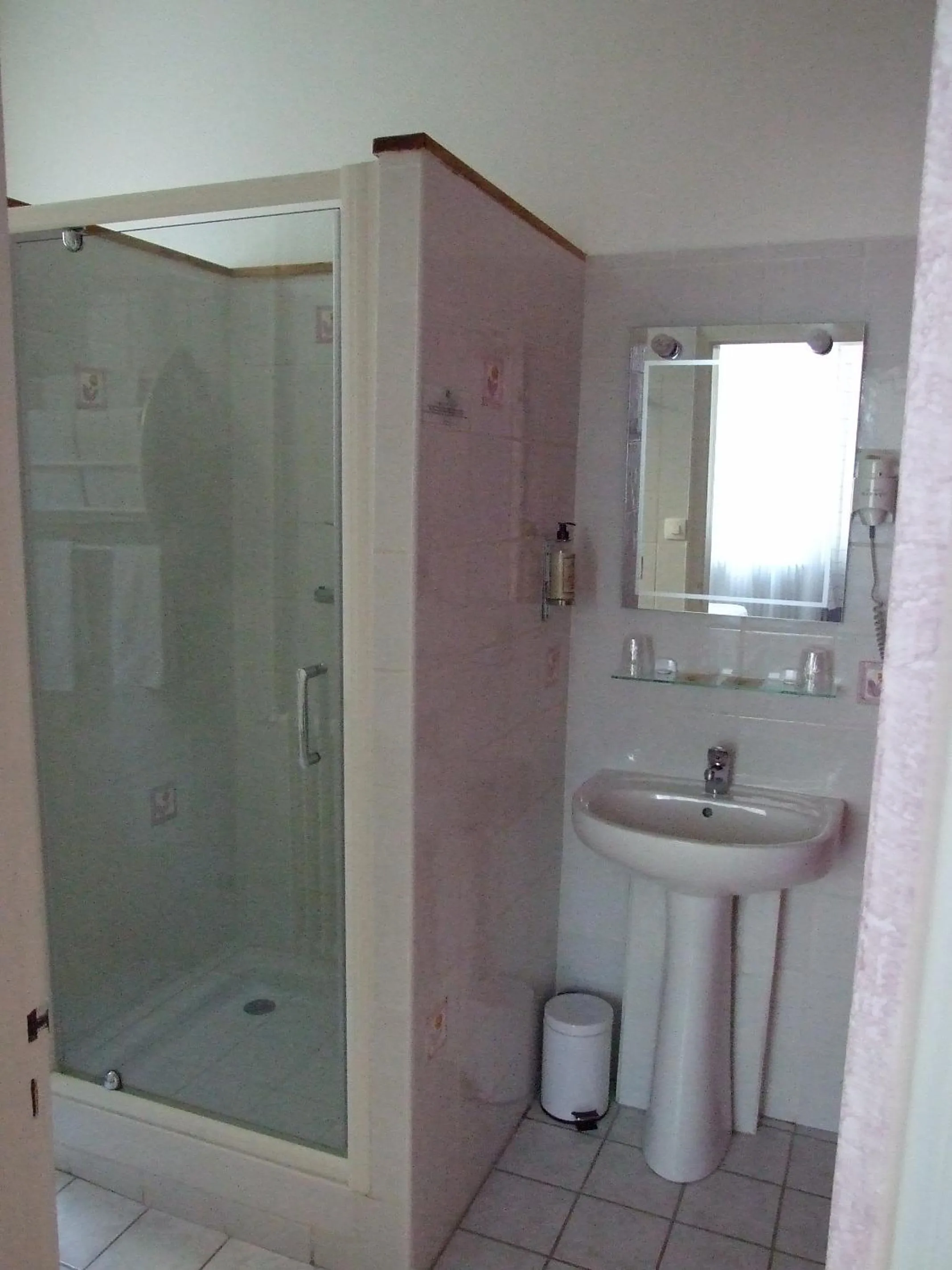 Bathroom in Logis Hotel L'Occitan 2 étoiles