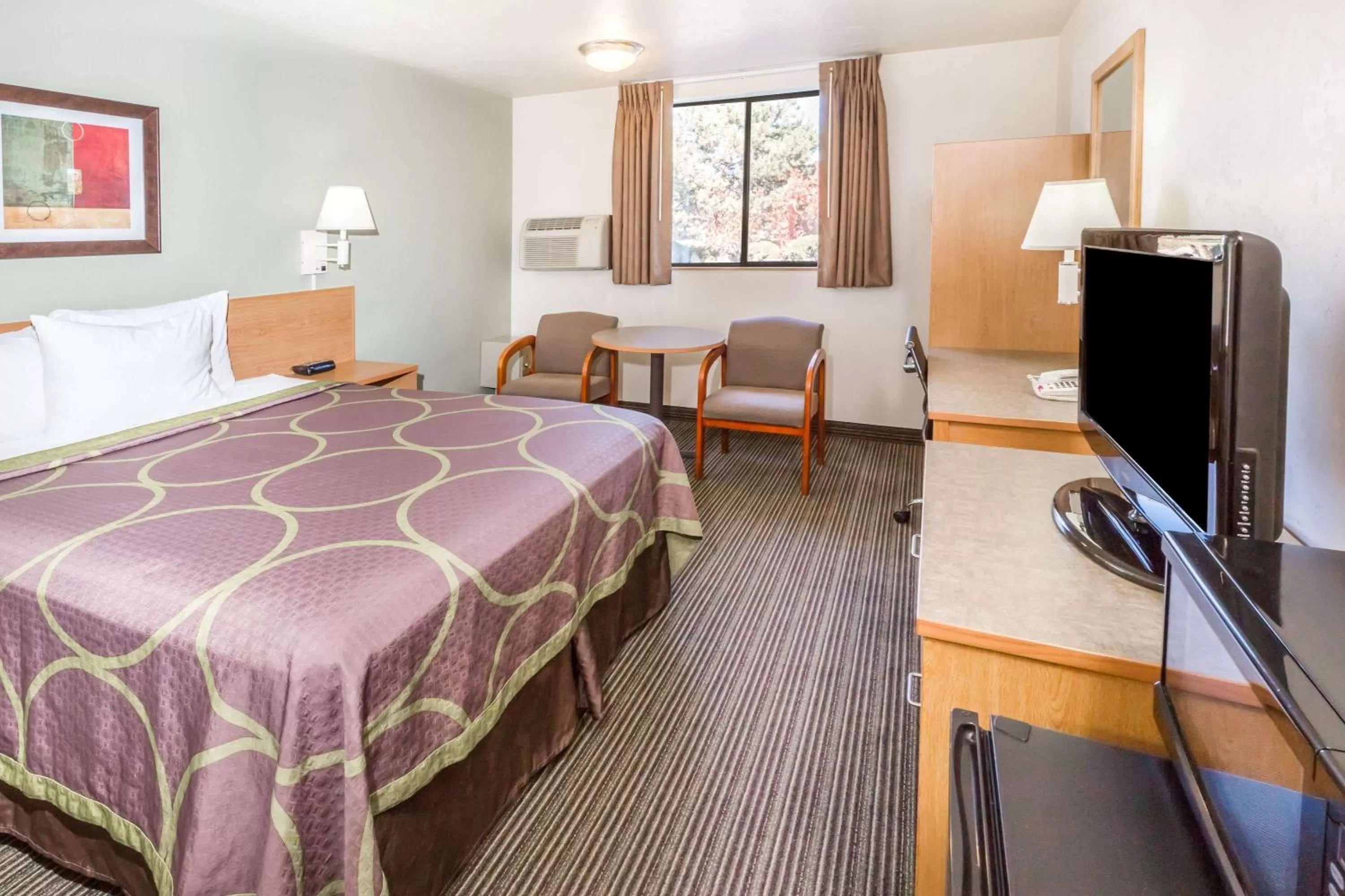 Photo of the whole room, Bed in Super 8 by Wyndham Bend