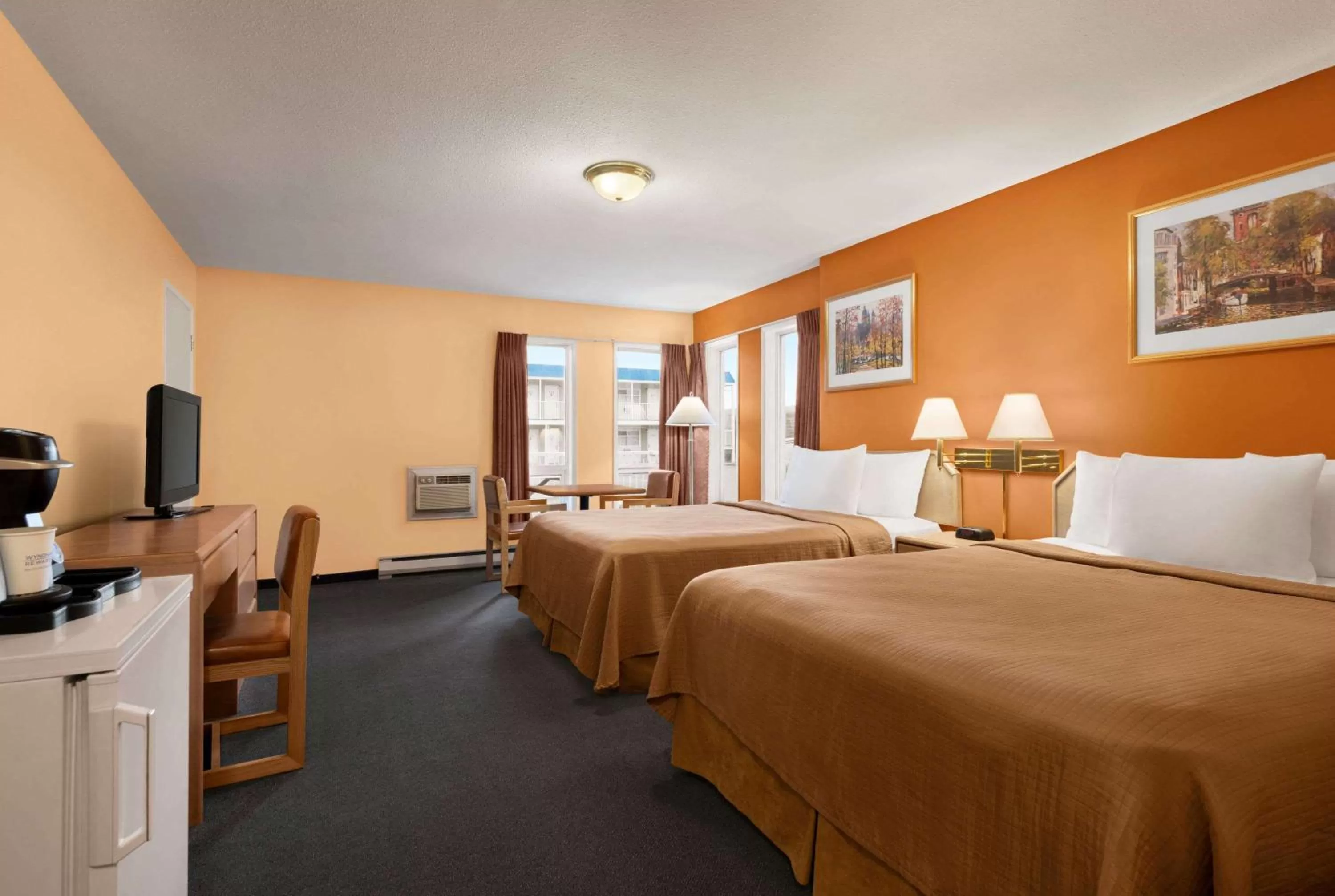 Photo of the whole room, Bed in Travelodge by Wyndham Quesnel BC