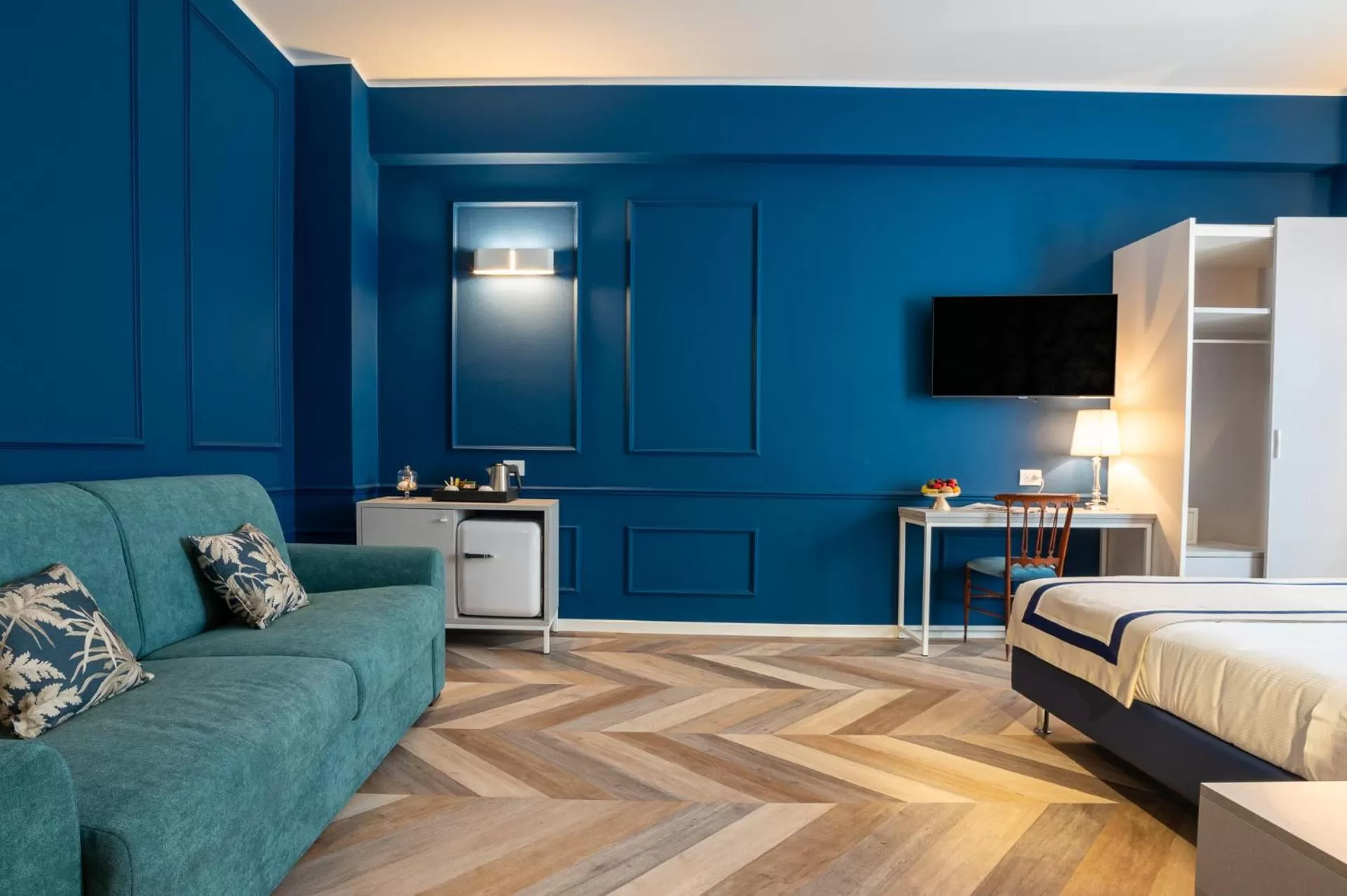 Living room, Bed in Hotel Monte Rosa