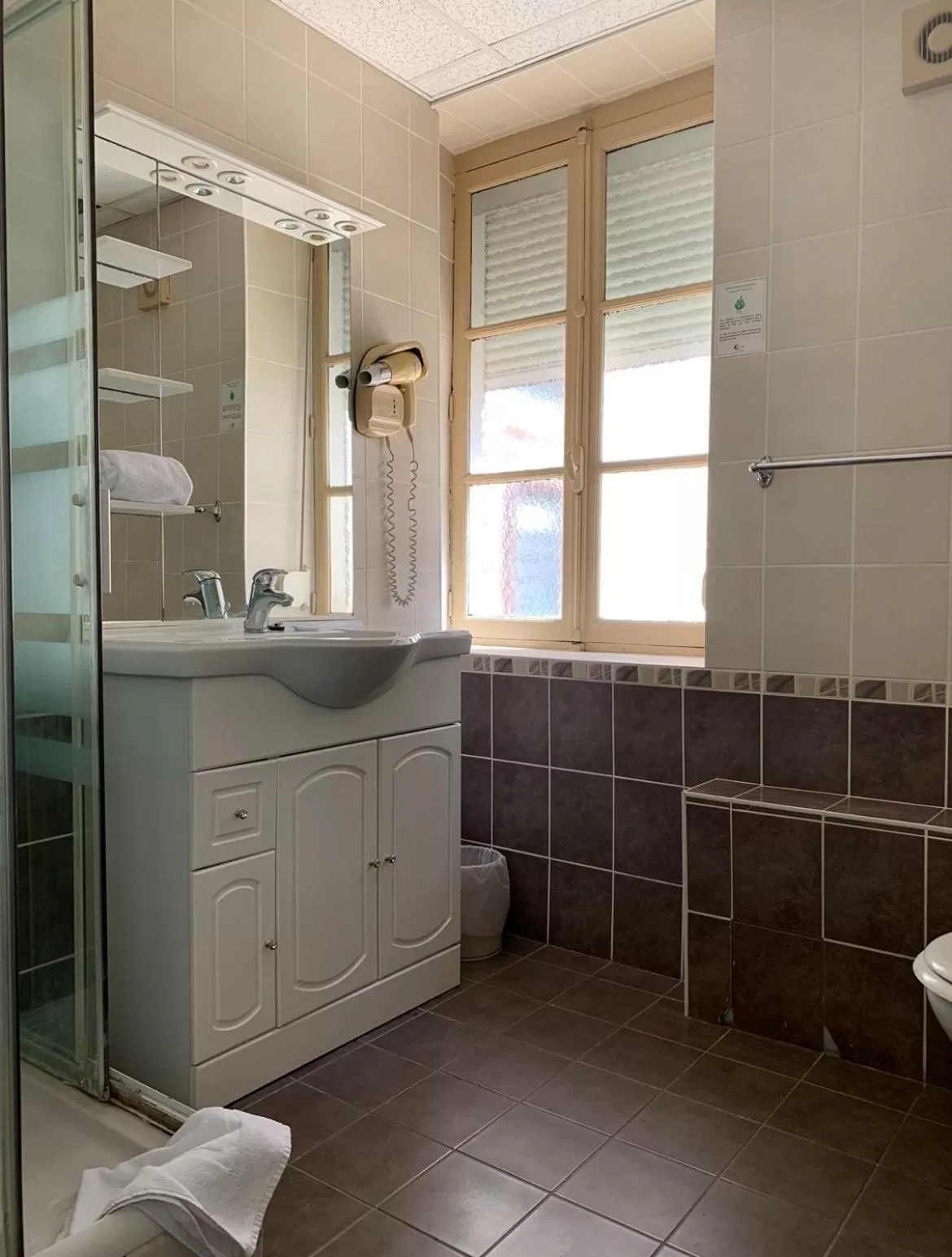 Bathroom in Hôtel Le Thurot- Dijon Centre ville Gare