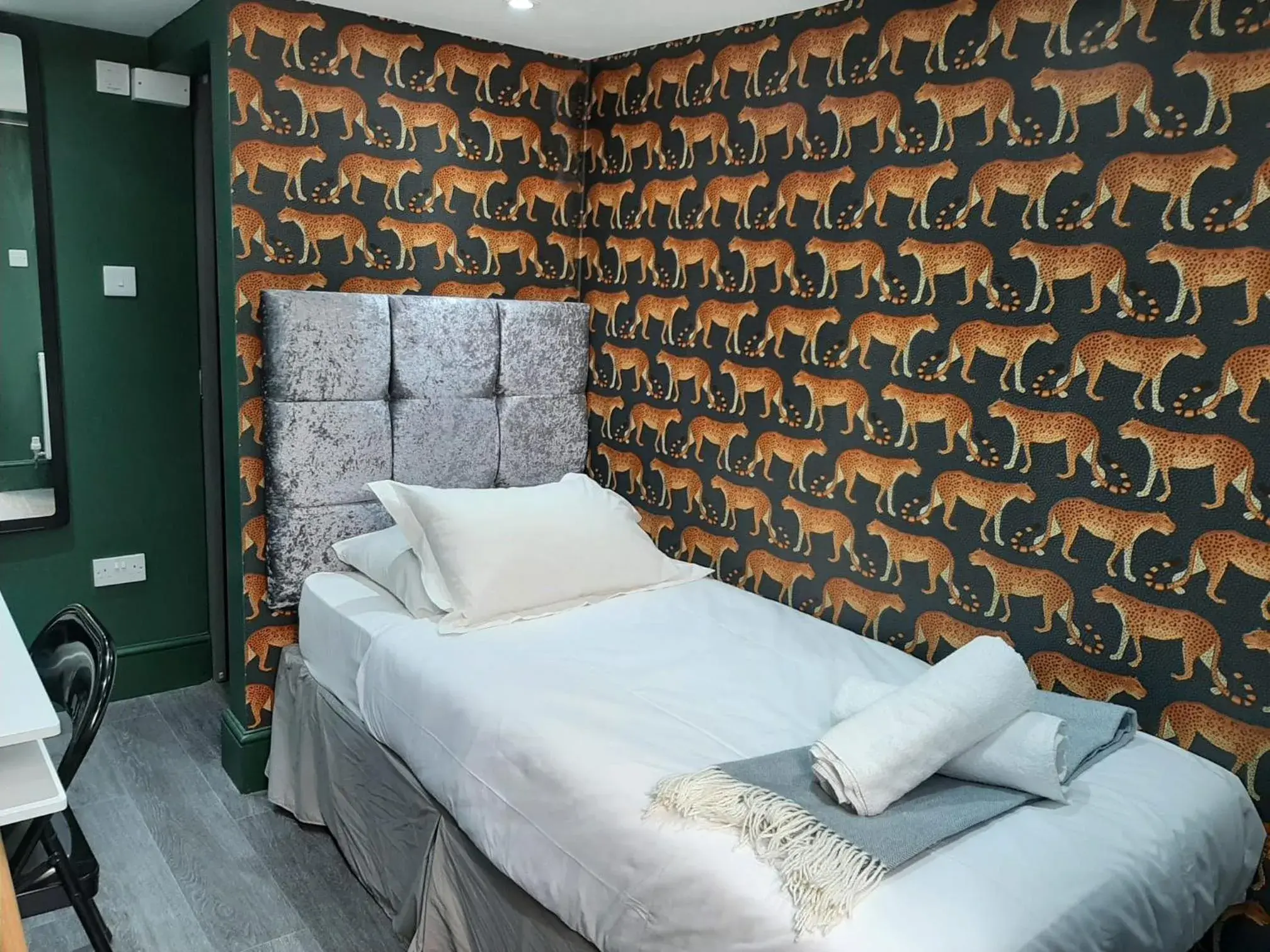 Single Room with Garden View in The Melville Hotel by Rokxy- Kings Cross Single Room with Garden View in The Melville Hotel by Rokxy- Kings Cross