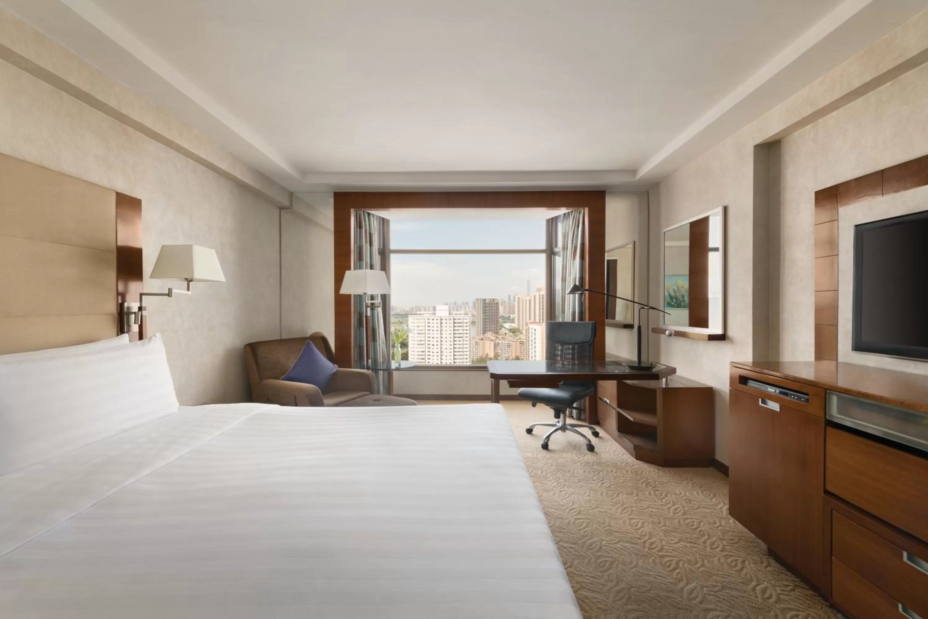 Bedroom, Bed in Shangri-La Shenzhen