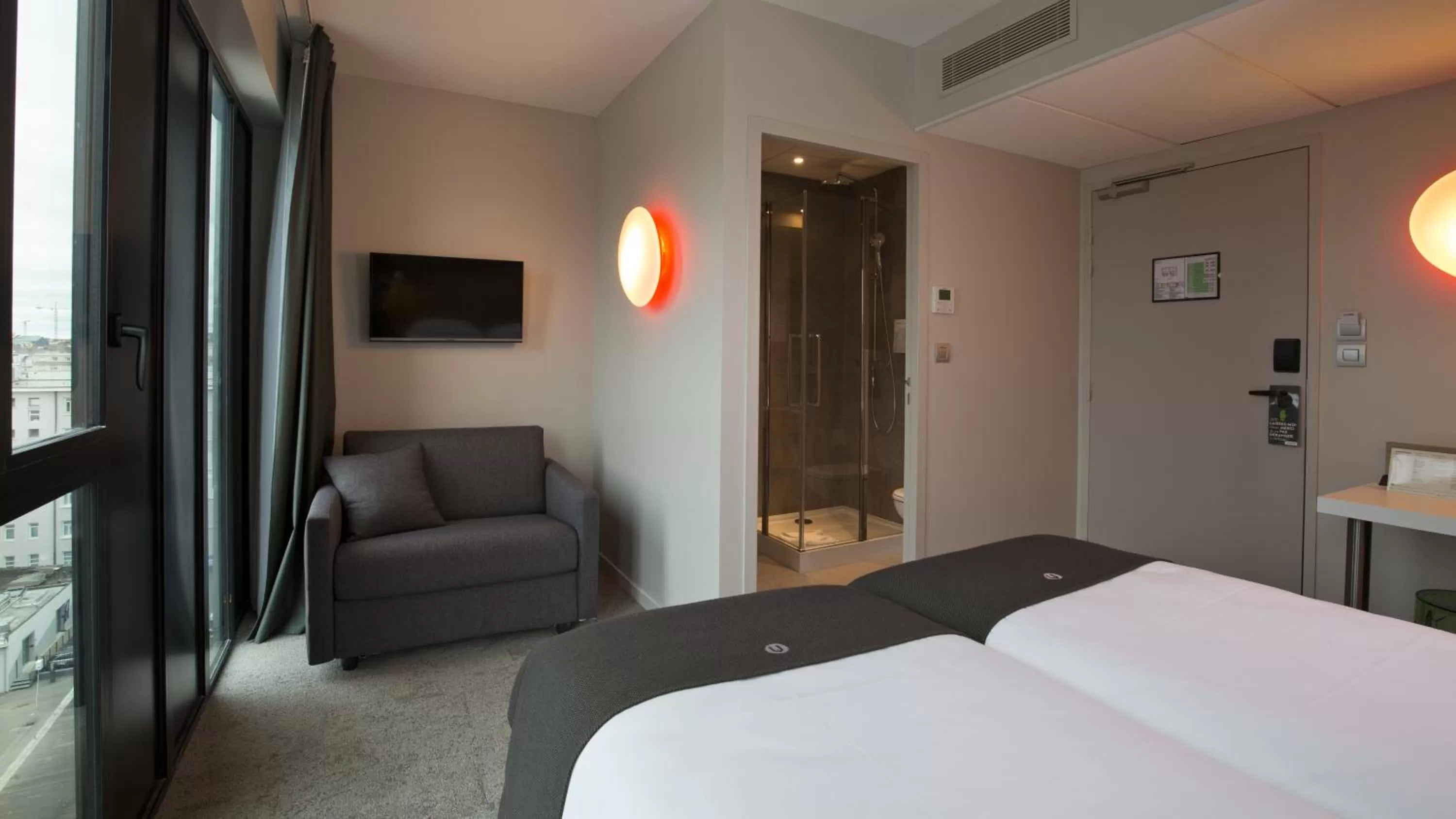 Decorative detail, Bed in Campanile Rennes Centre - Gare