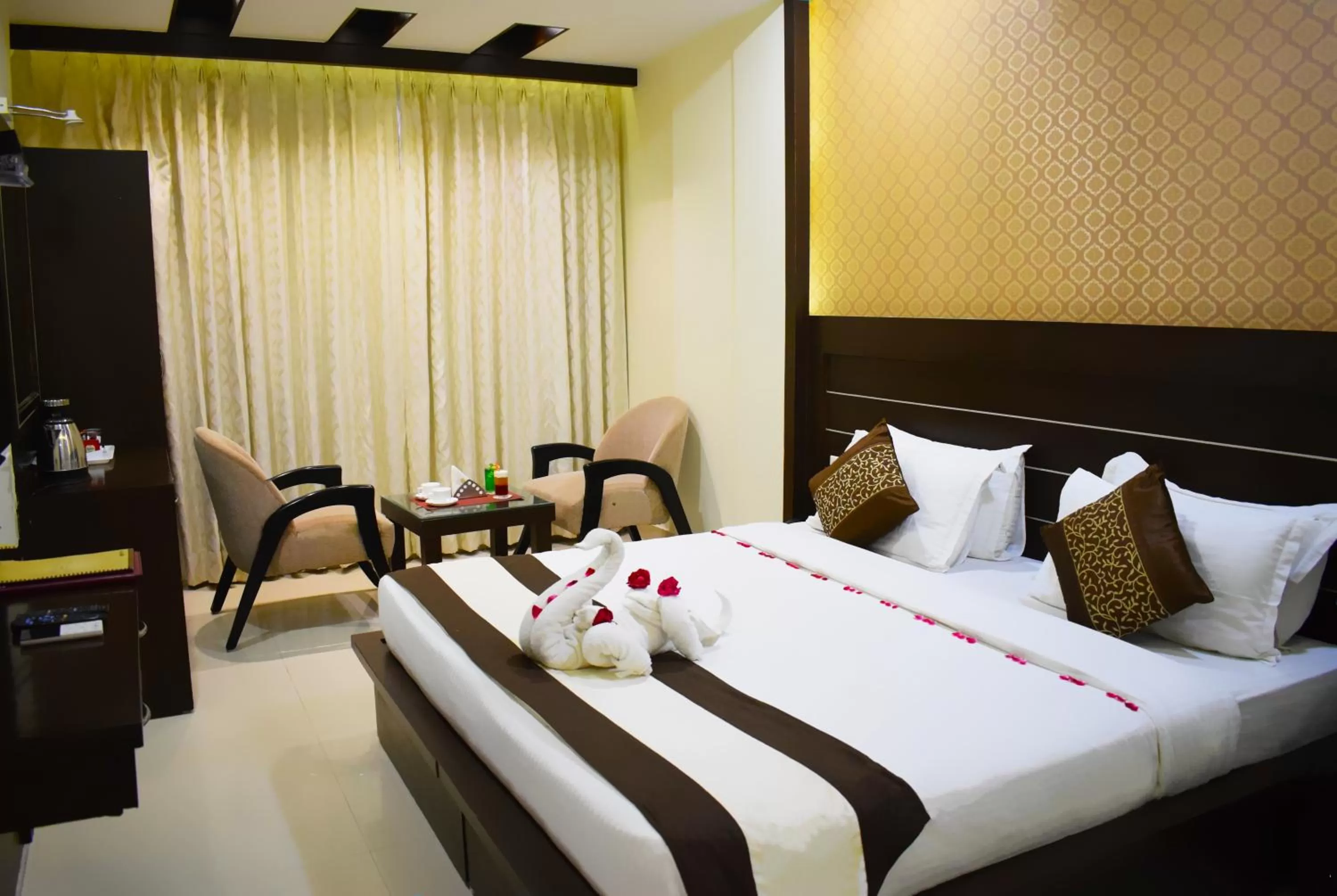 Bed in Hotel Green View - Behind Pramarth Niketan