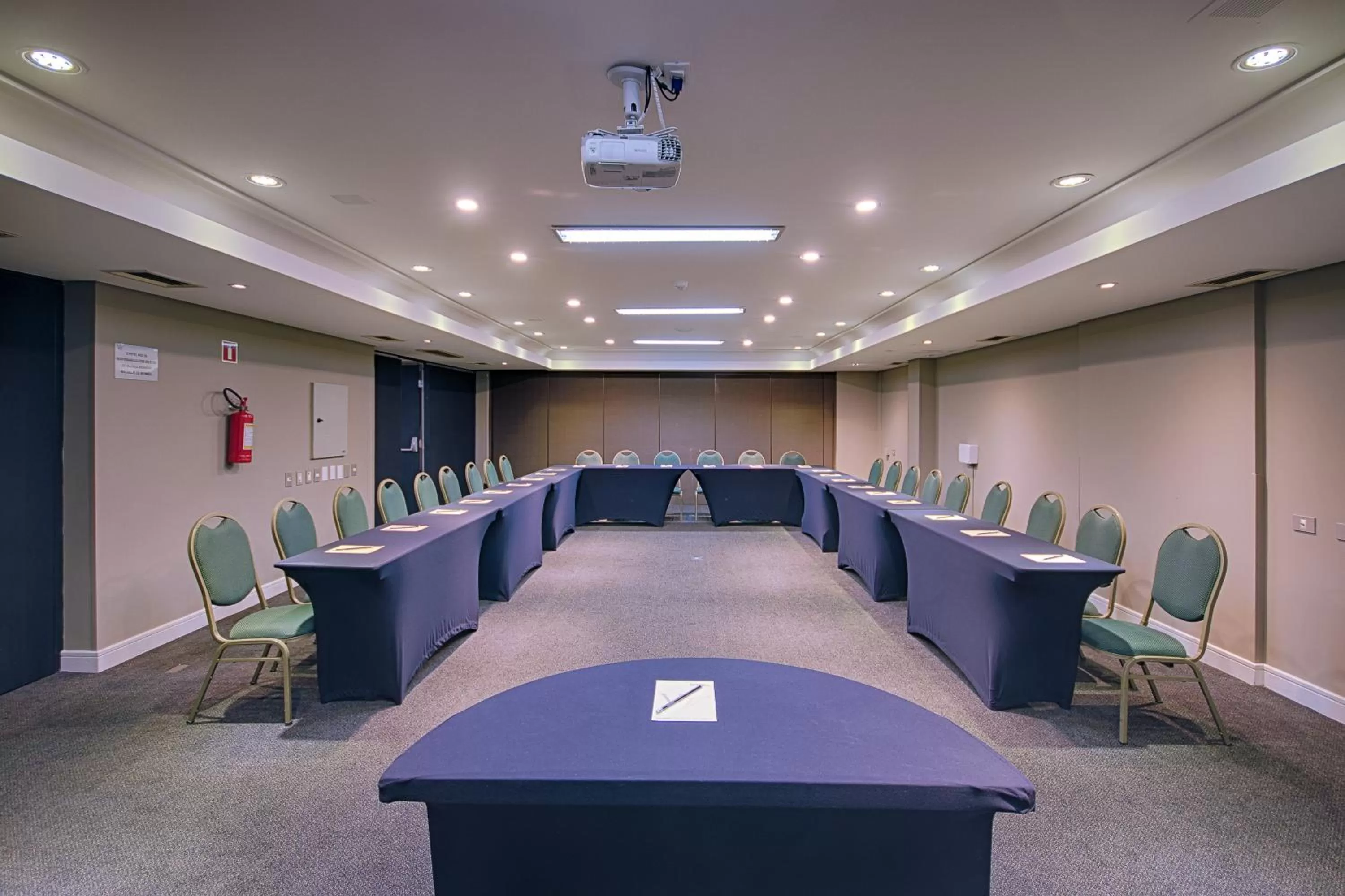 Meeting/conference room in Hotel Victoria Villa Curitiba by Nacional Inn