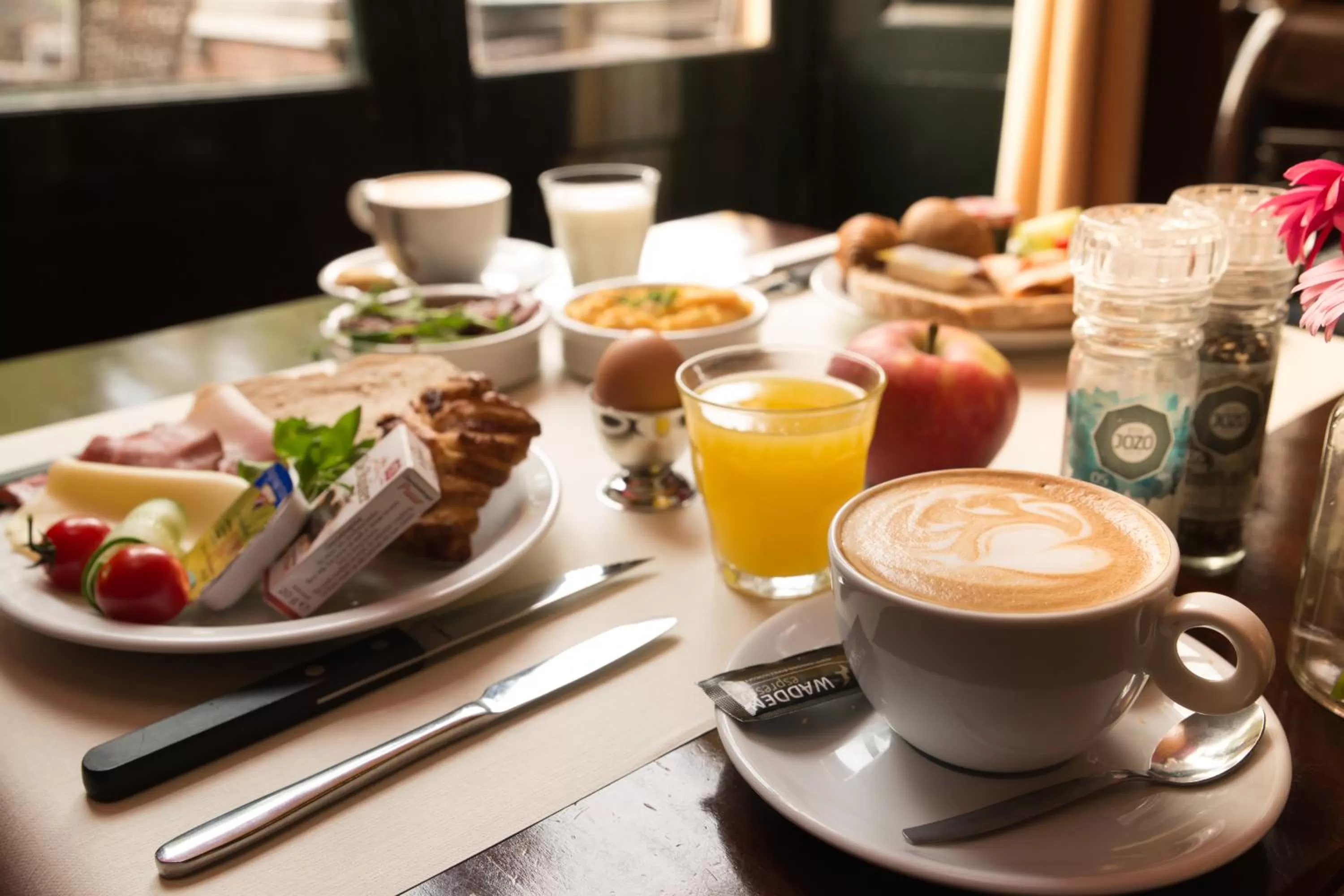Continental breakfast in Boutique Hotel De Doelen