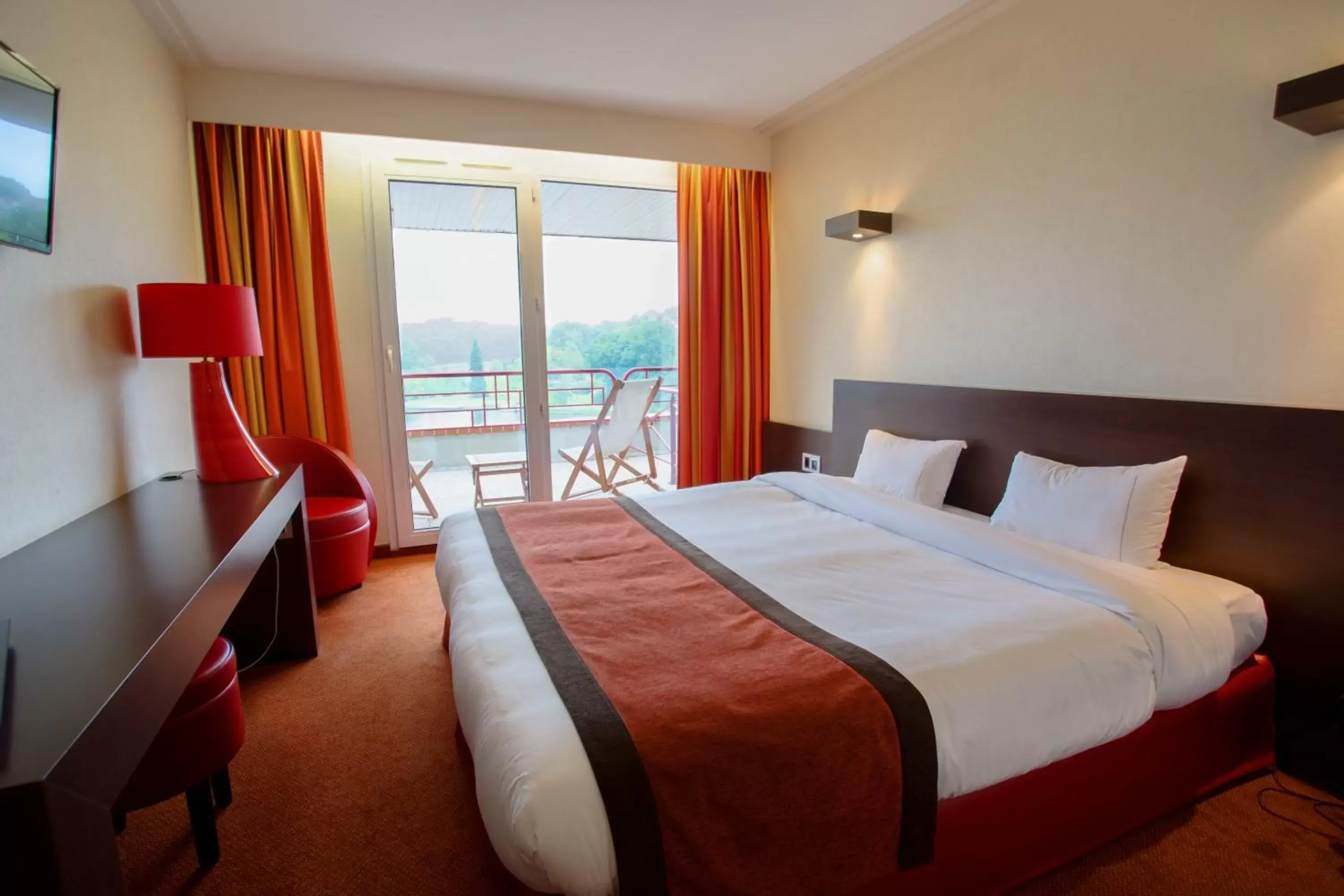 Standing Double/Twin Room Lake View Terrace in Hôtel Spa Du Béryl Standing Double/Twin Room Lake View Terrace in Hôtel Spa Du Béryl