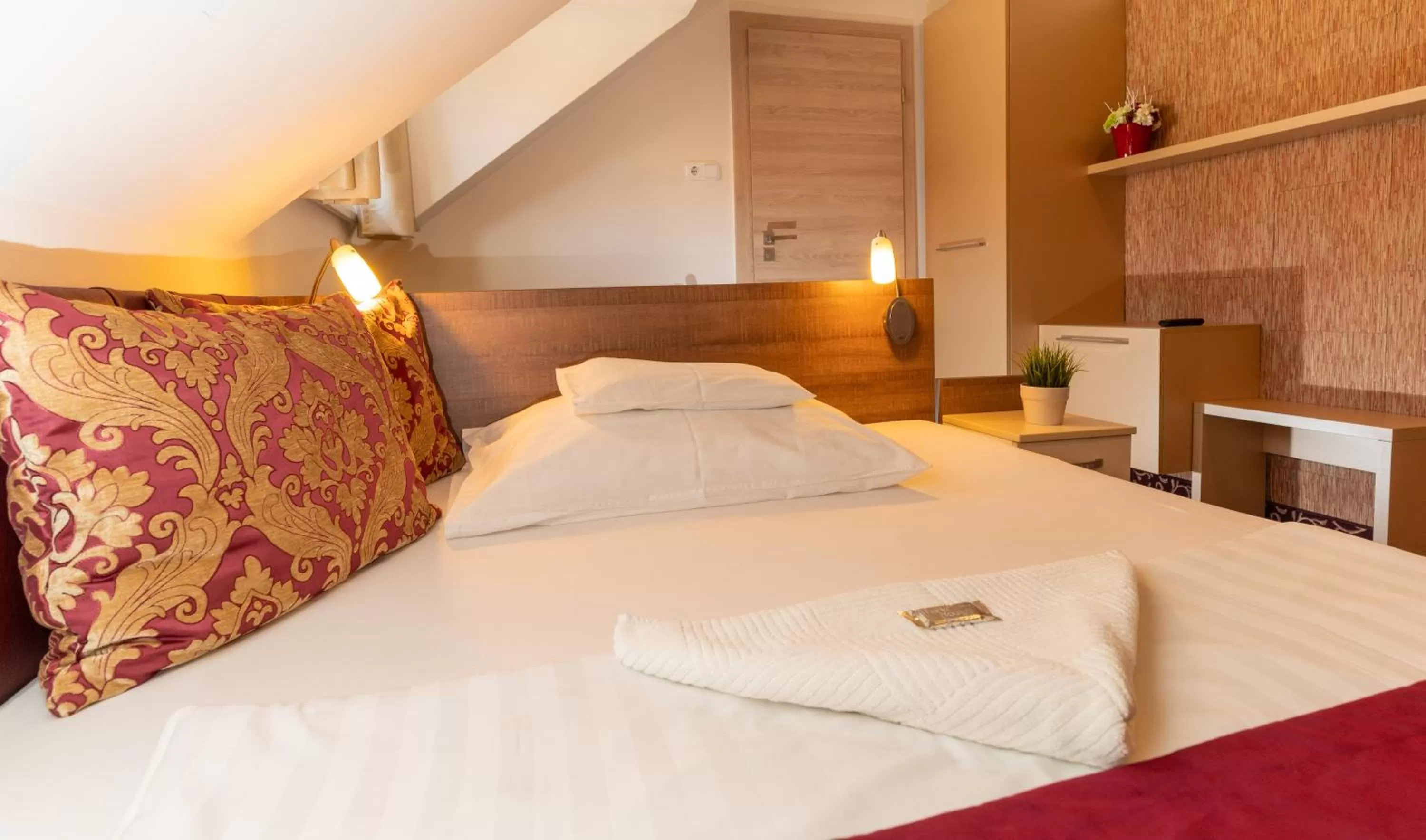 Bed in Teátrum Boutique Hotel