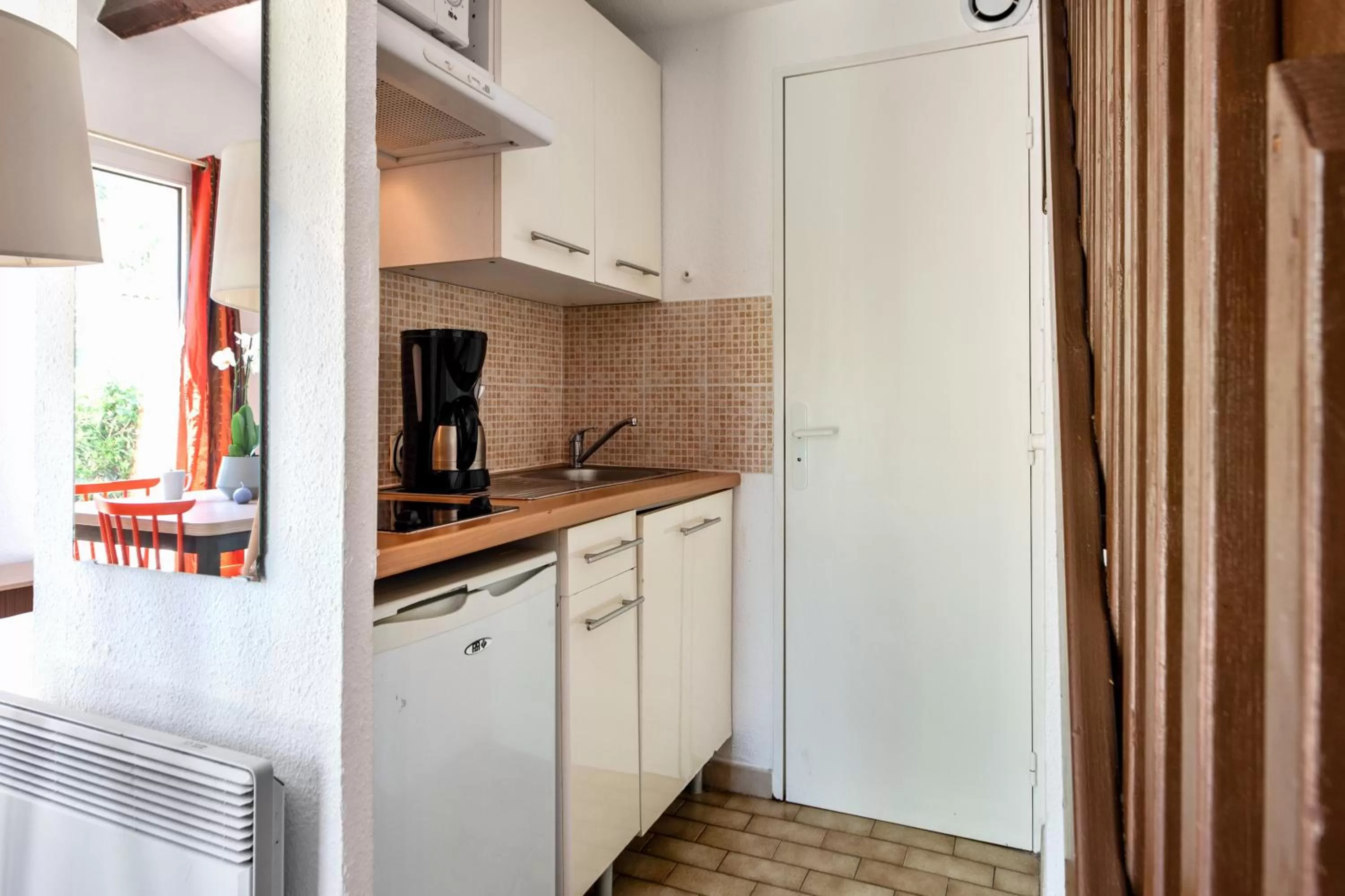 Kitchen or kitchenette in Comfort Aparthotel Mandelieu la Napoule Village