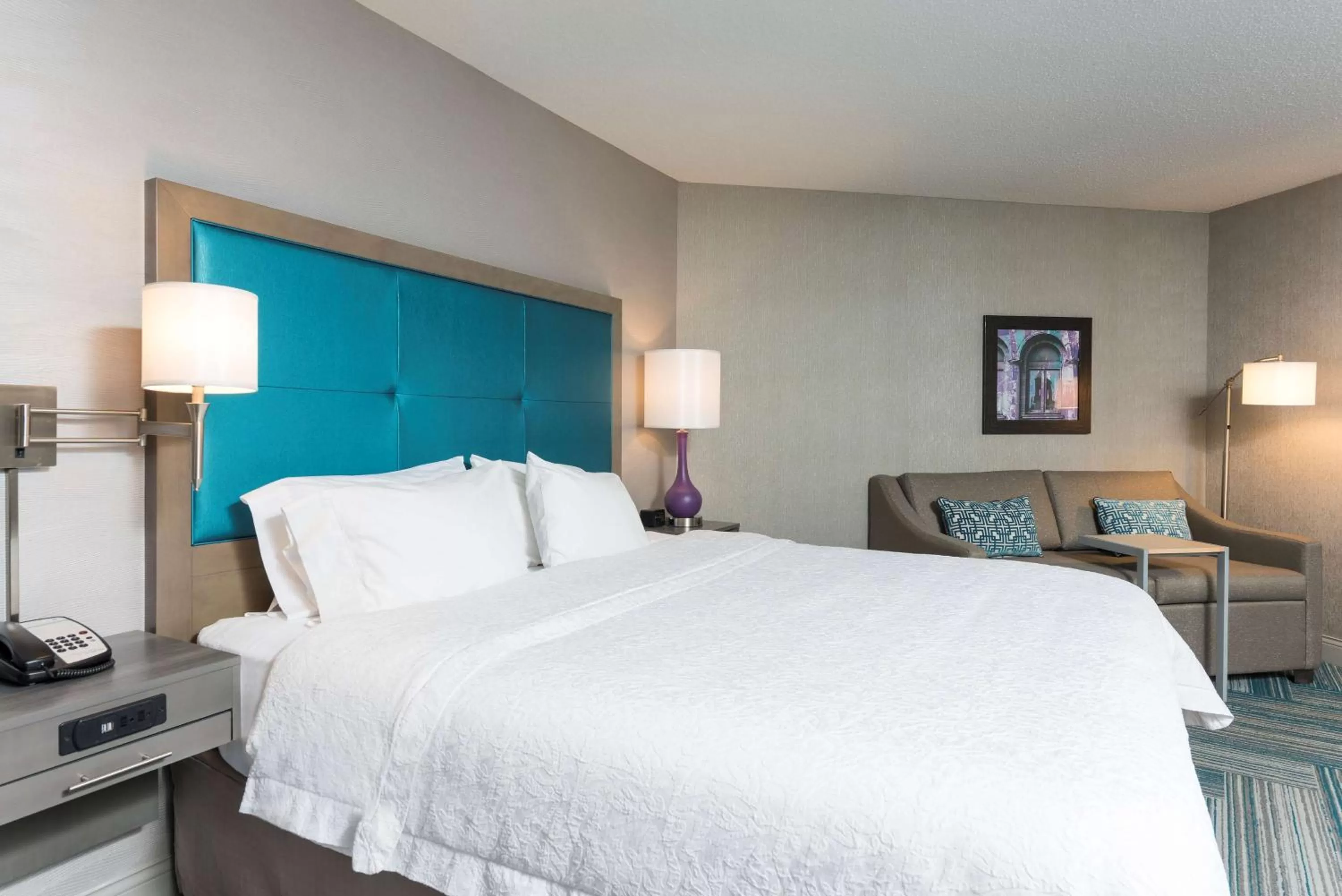 Living room, Bed in Hampton Inn Midland